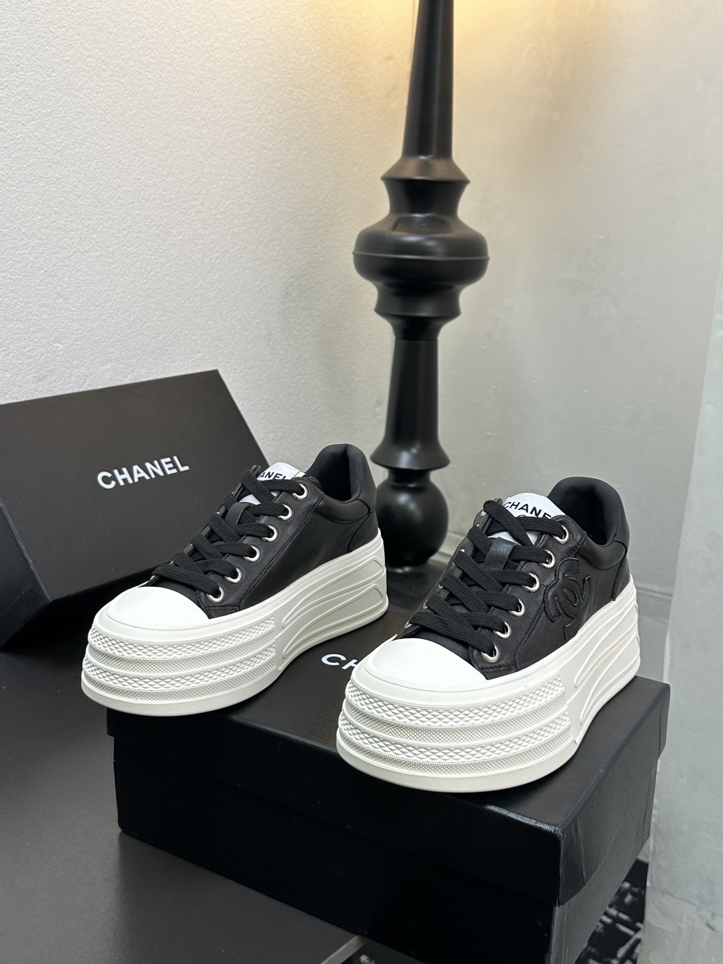 CHANEL シューズ レディース メンズ 兼用 プラットフォームスニーカー ブラック 白 - 画像 7