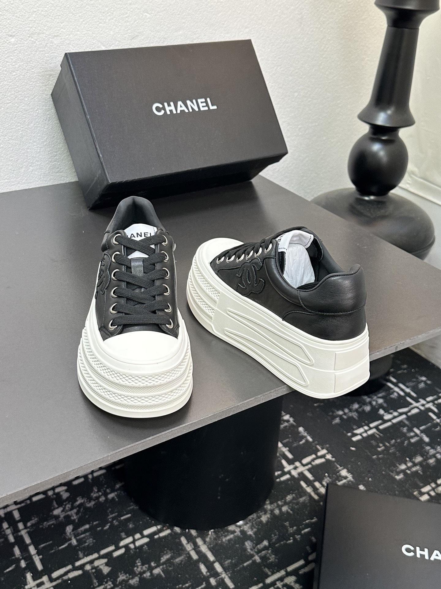 CHANEL シューズ レディース メンズ 兼用 プラットフォームスニーカー ブラック 白 - 画像 8