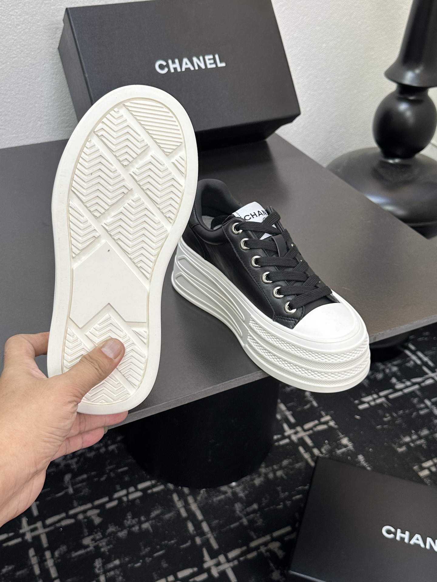 CHANEL シューズ レディース メンズ 兼用 プラットフォームスニーカー ブラック 白 - 画像 9