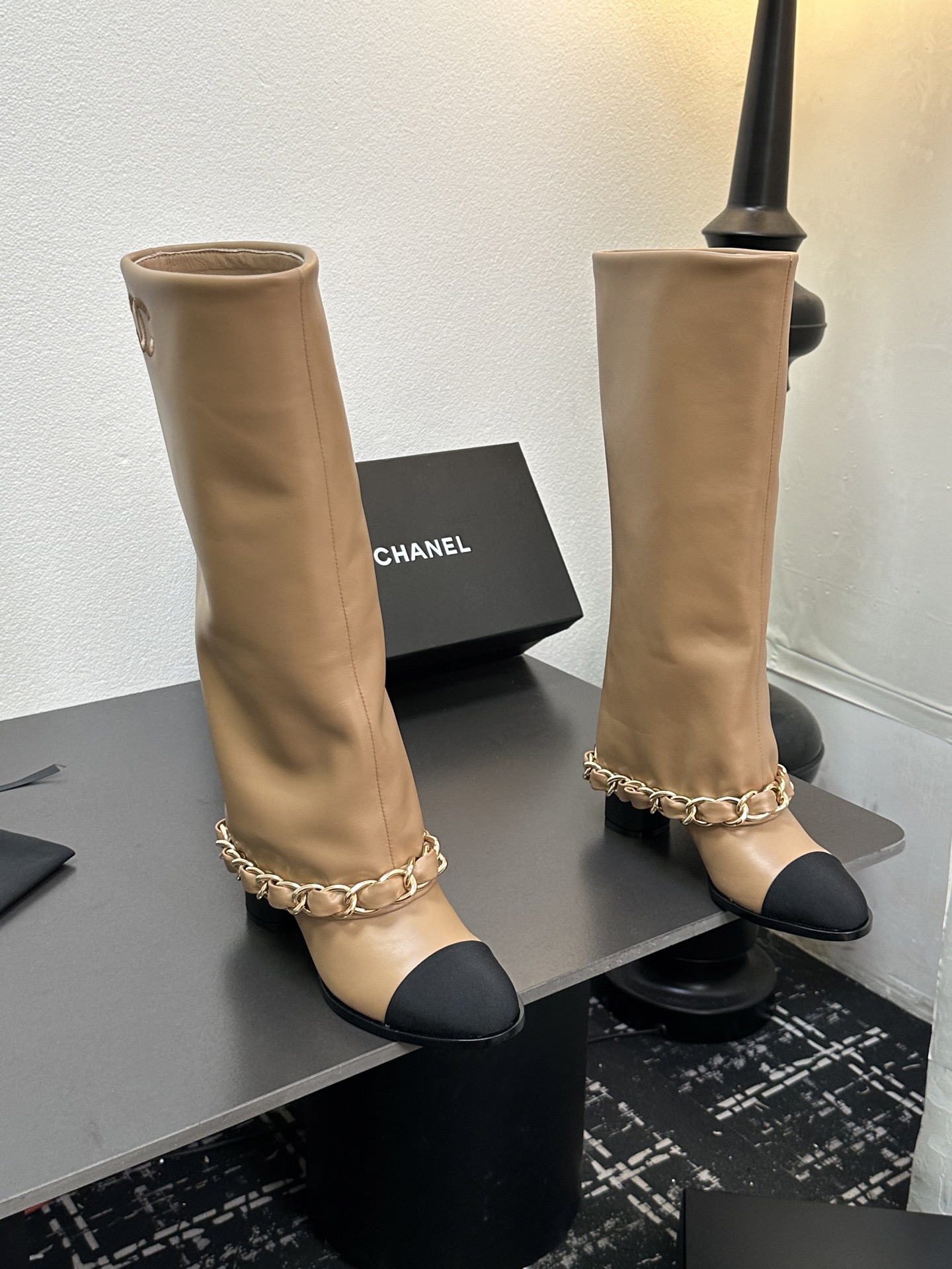 CHANEL シャネル ブーツ フェミニン ブーツ ブラック ベージュ 全2色 - 画像 2