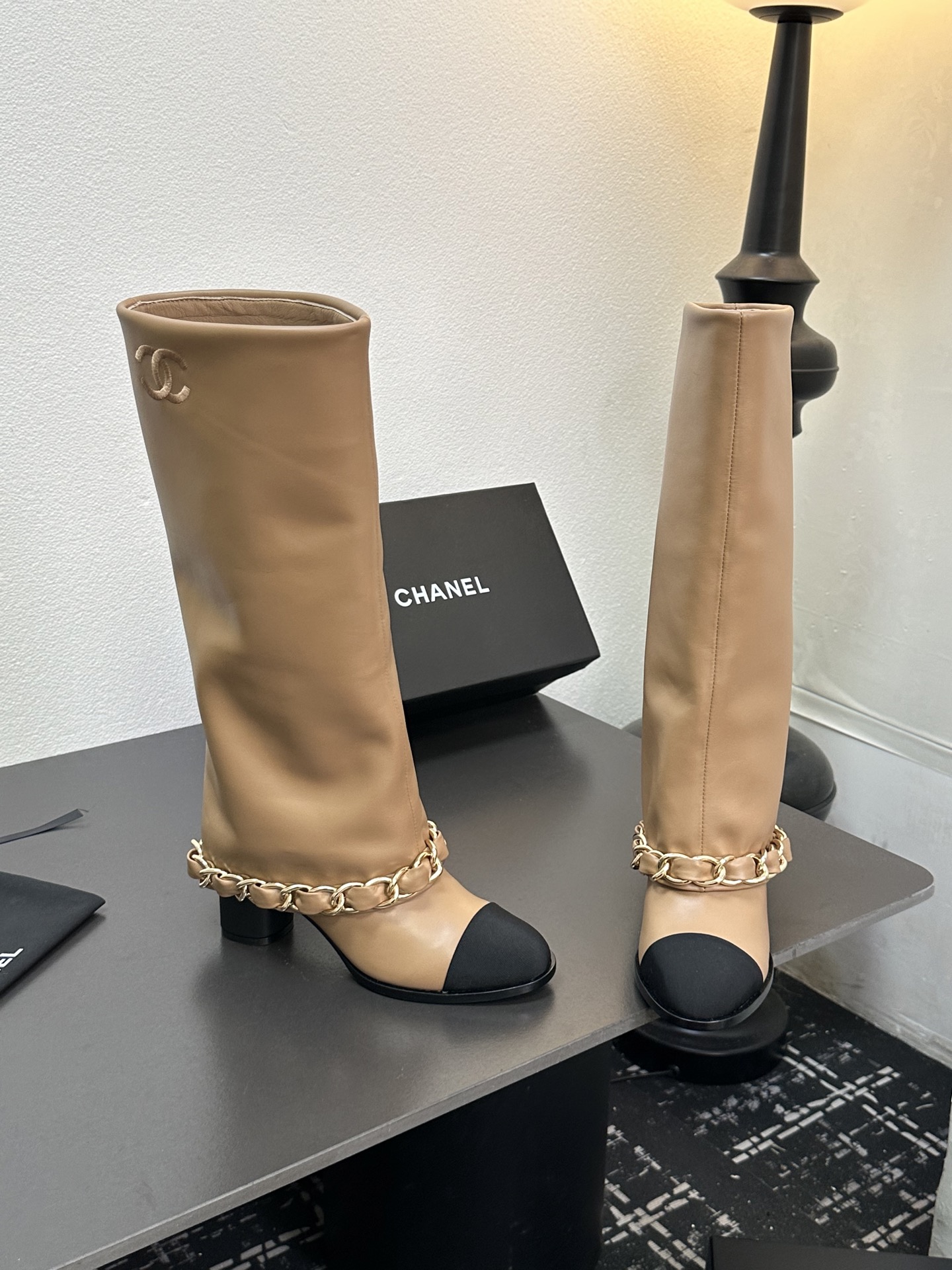 CHANEL シャネル ブーツ フェミニン ブーツ ブラック ベージュ 全2色 - 画像 3