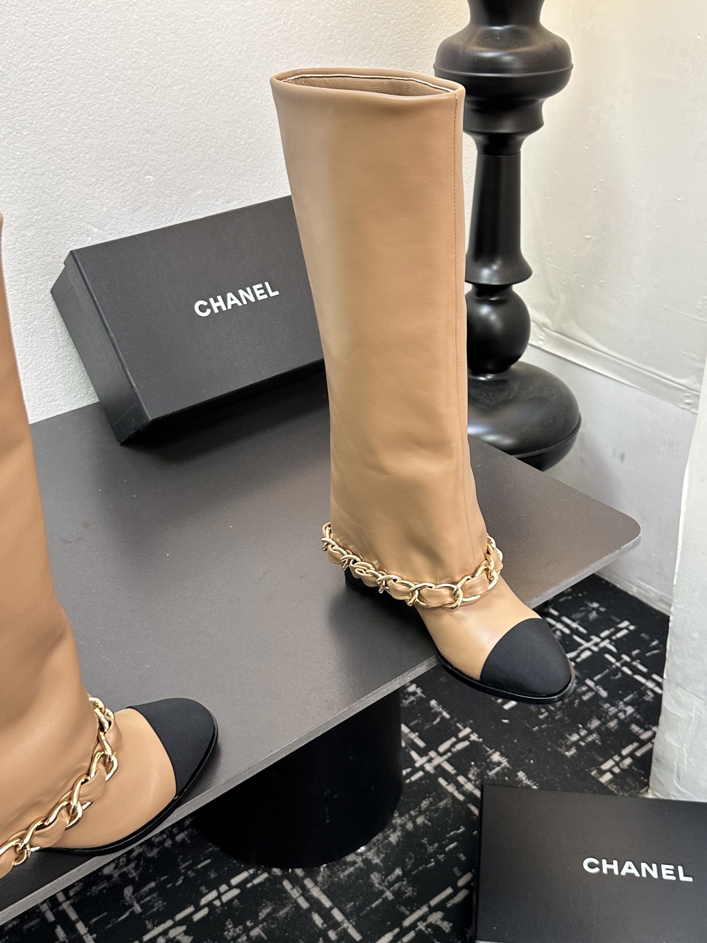 CHANEL シャネル ブーツ フェミニン ブーツ ブラック ベージュ 全2色 - 画像 5