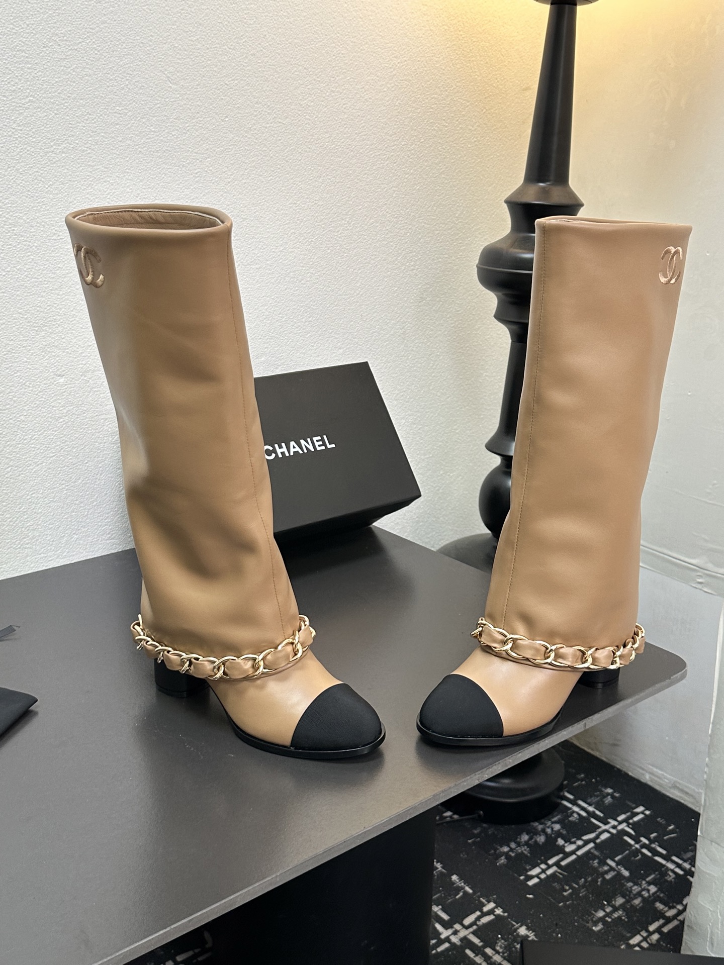 CHANEL シャネル ブーツ フェミニン ブーツ ブラック ベージュ 全2色 - 画像 6