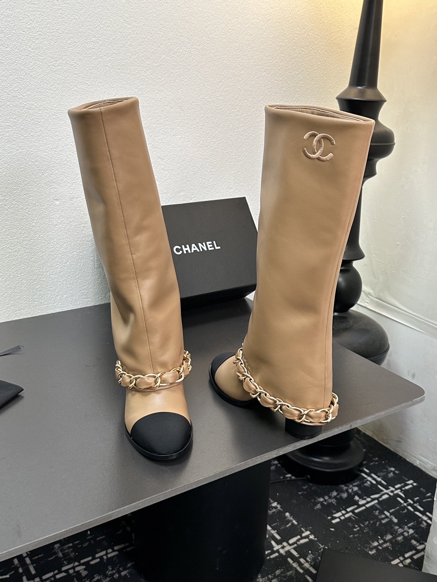 CHANEL シャネル ブーツ フェミニン ブーツ ブラック ベージュ 全2色 - 画像 8