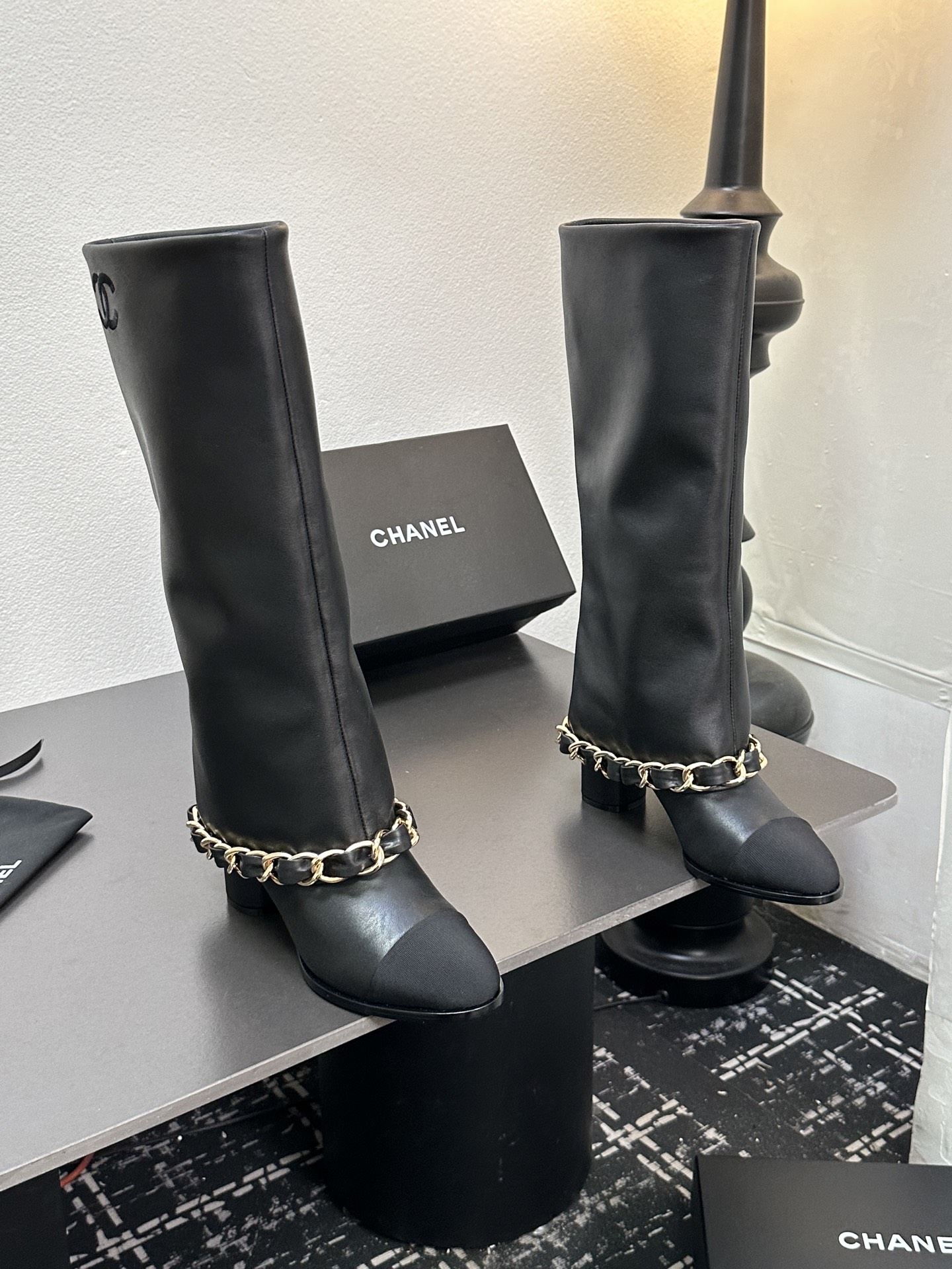CHANEL シャネル ブーツ 本革 チェーン ブラック - 画像 2