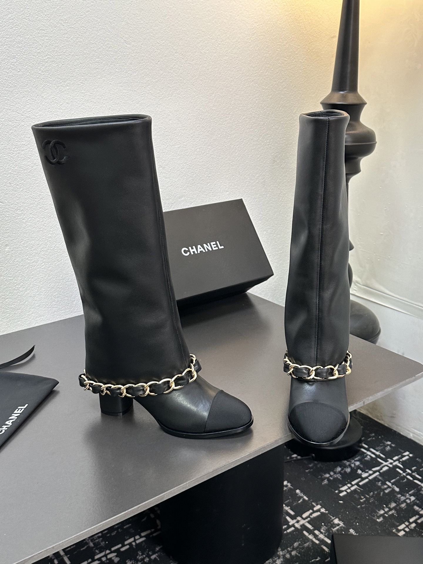 CHANEL シャネル ブーツ 本革 チェーン ブラック - 画像 3