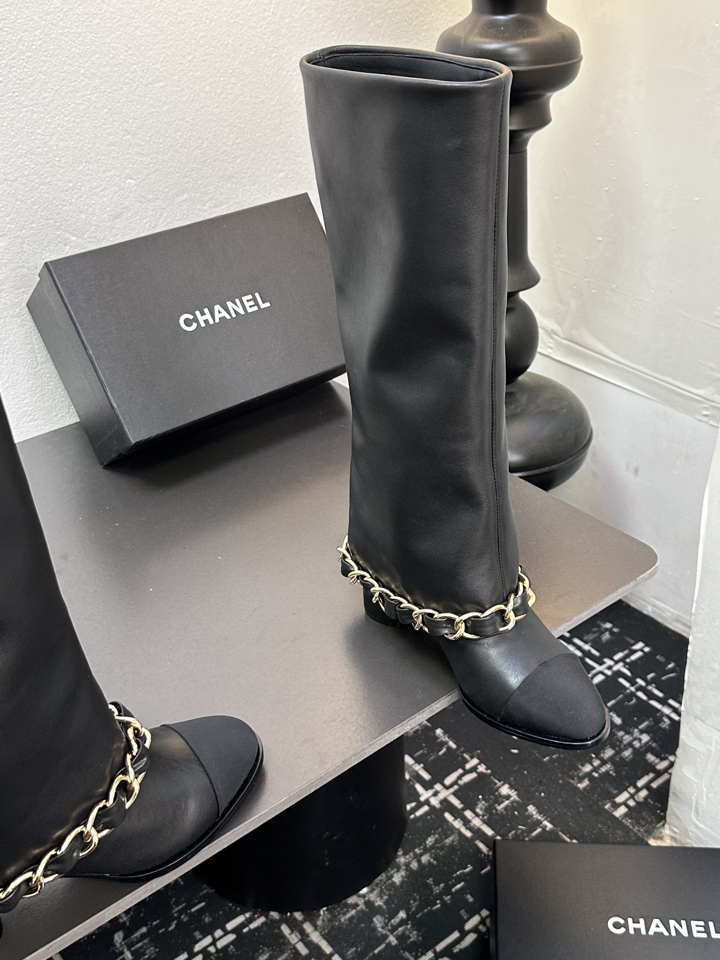 CHANEL シャネル ブーツ 本革 チェーン ブラック - 画像 5