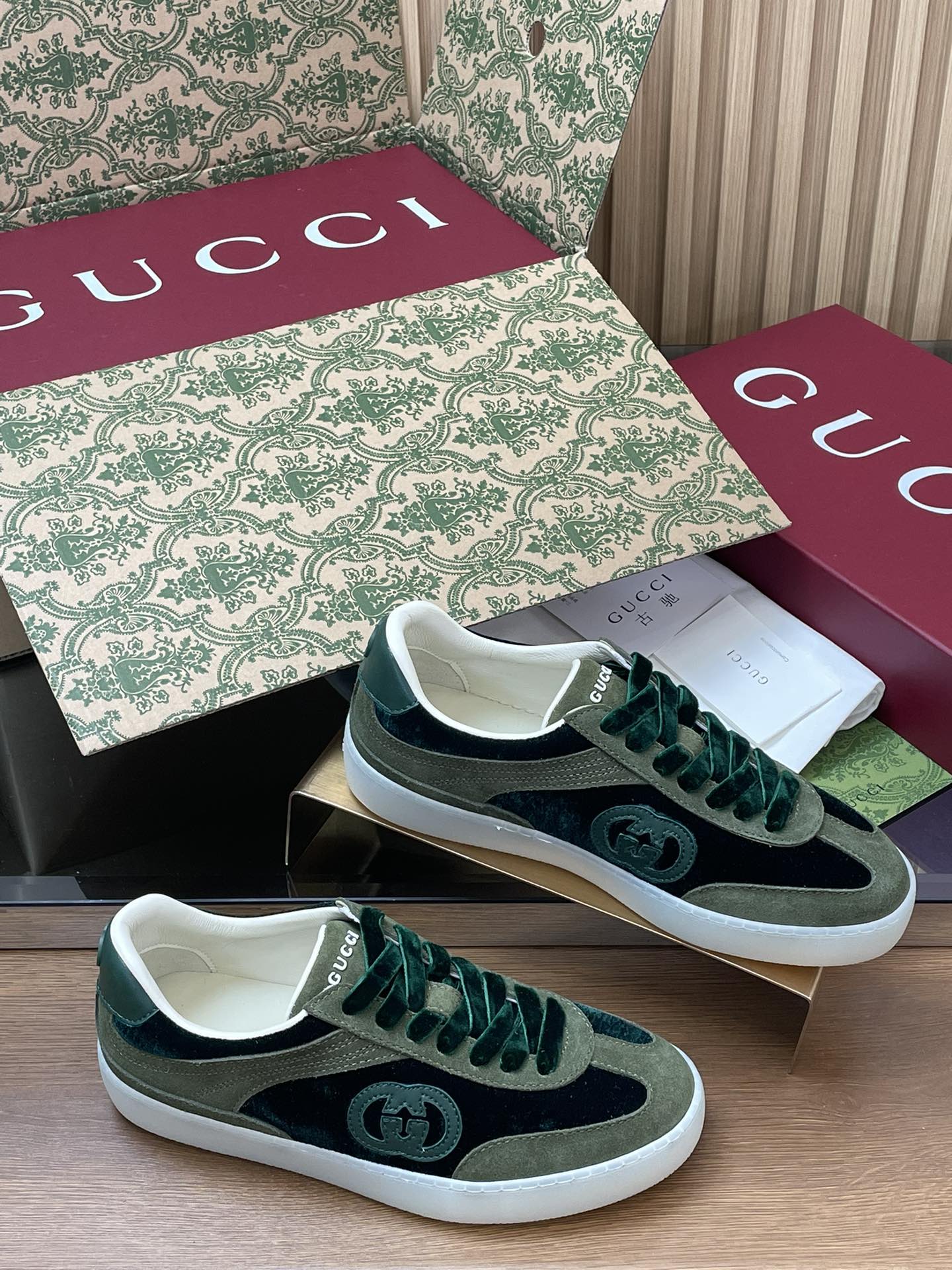 GUCCI グッチ フラットシューズ ロゴ ヴェルヴ 2色展開