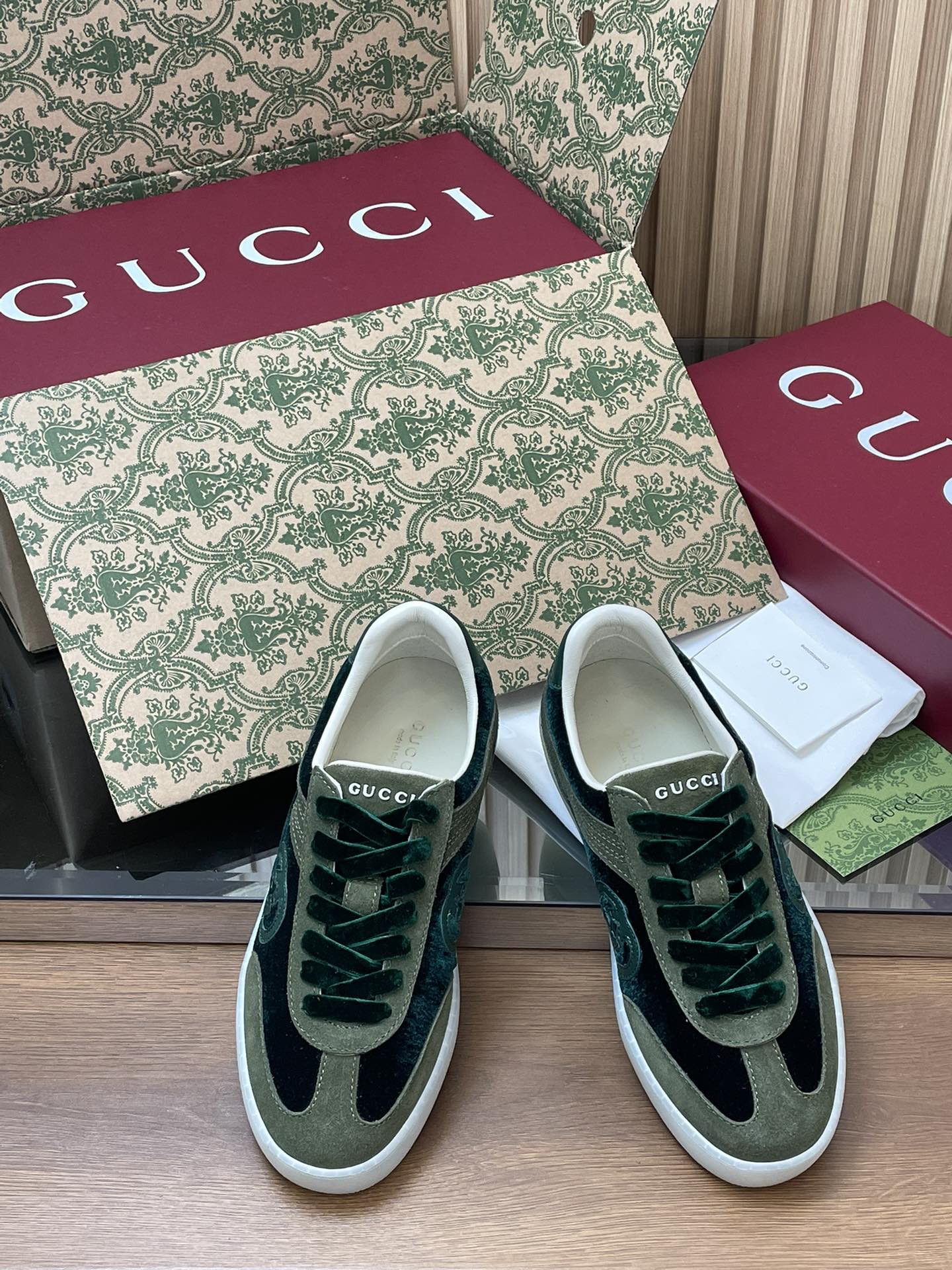 GUCCI グッチ フラットシューズ ロゴ ヴェルヴ 2色展開 - 画像 2