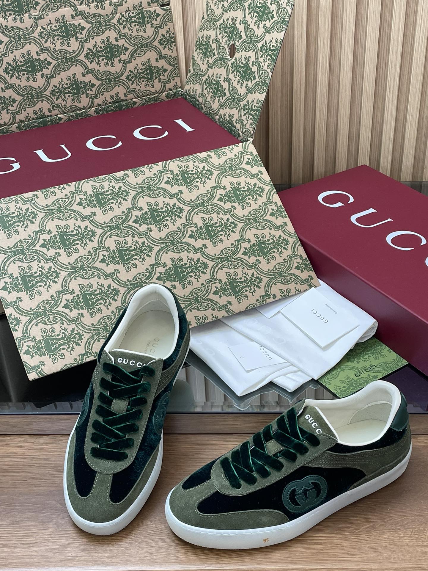 GUCCI グッチ フラットシューズ ロゴ ヴェルヴ 2色展開 - 画像 3