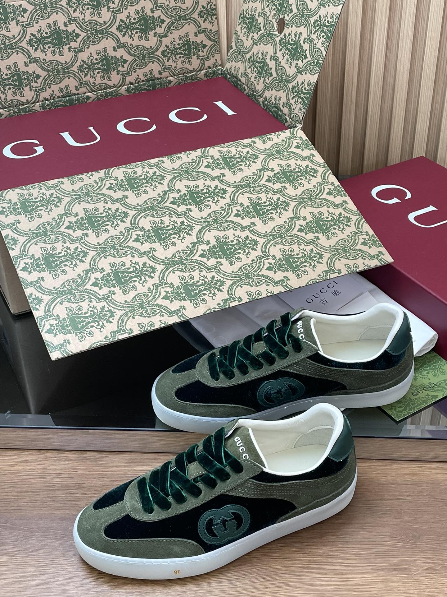 GUCCI グッチ フラットシューズ ロゴ ヴェルヴ 2色展開 - 画像 4