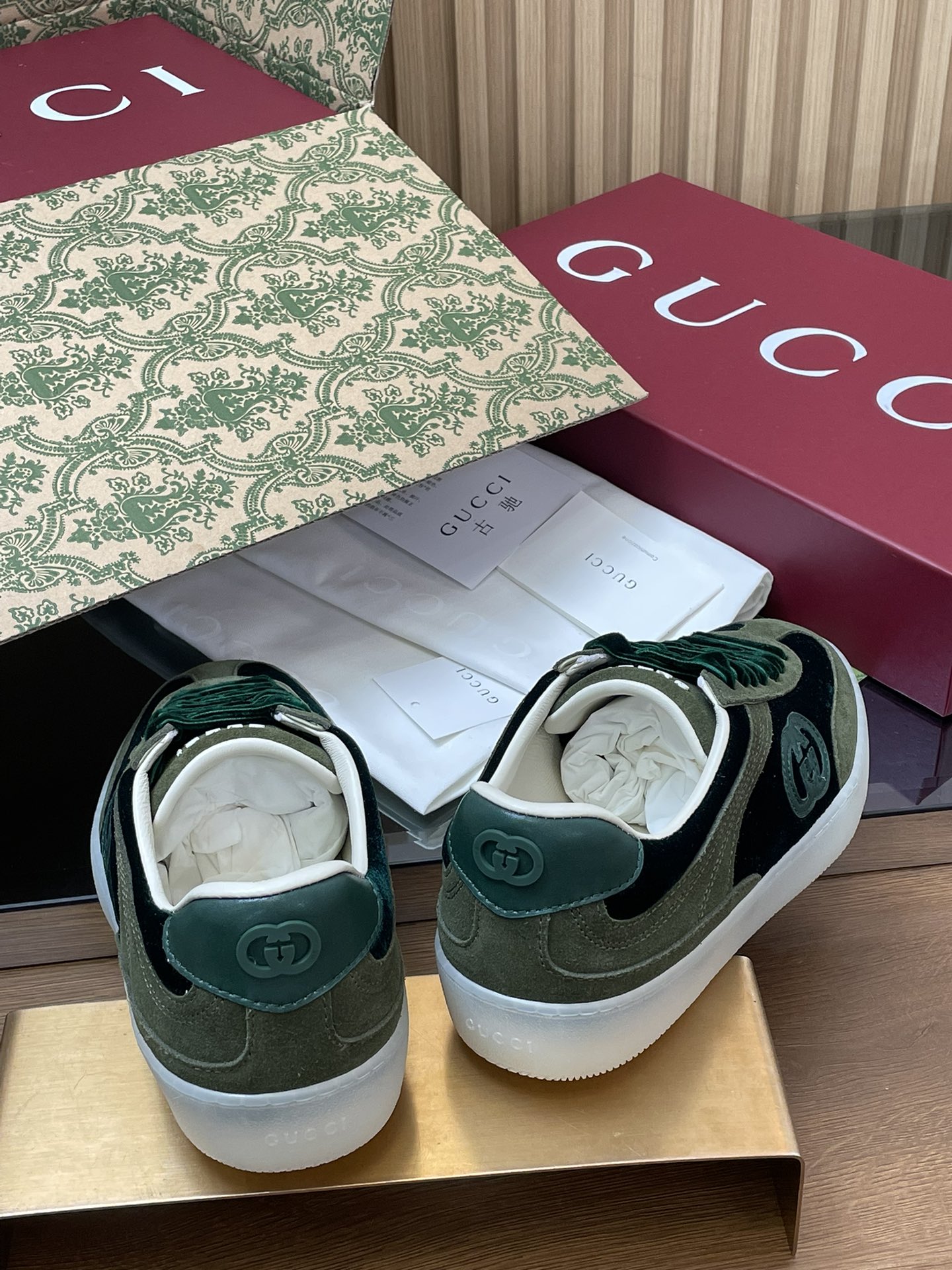 GUCCI グッチ フラットシューズ ロゴ ヴェルヴ 2色展開 - 画像 5