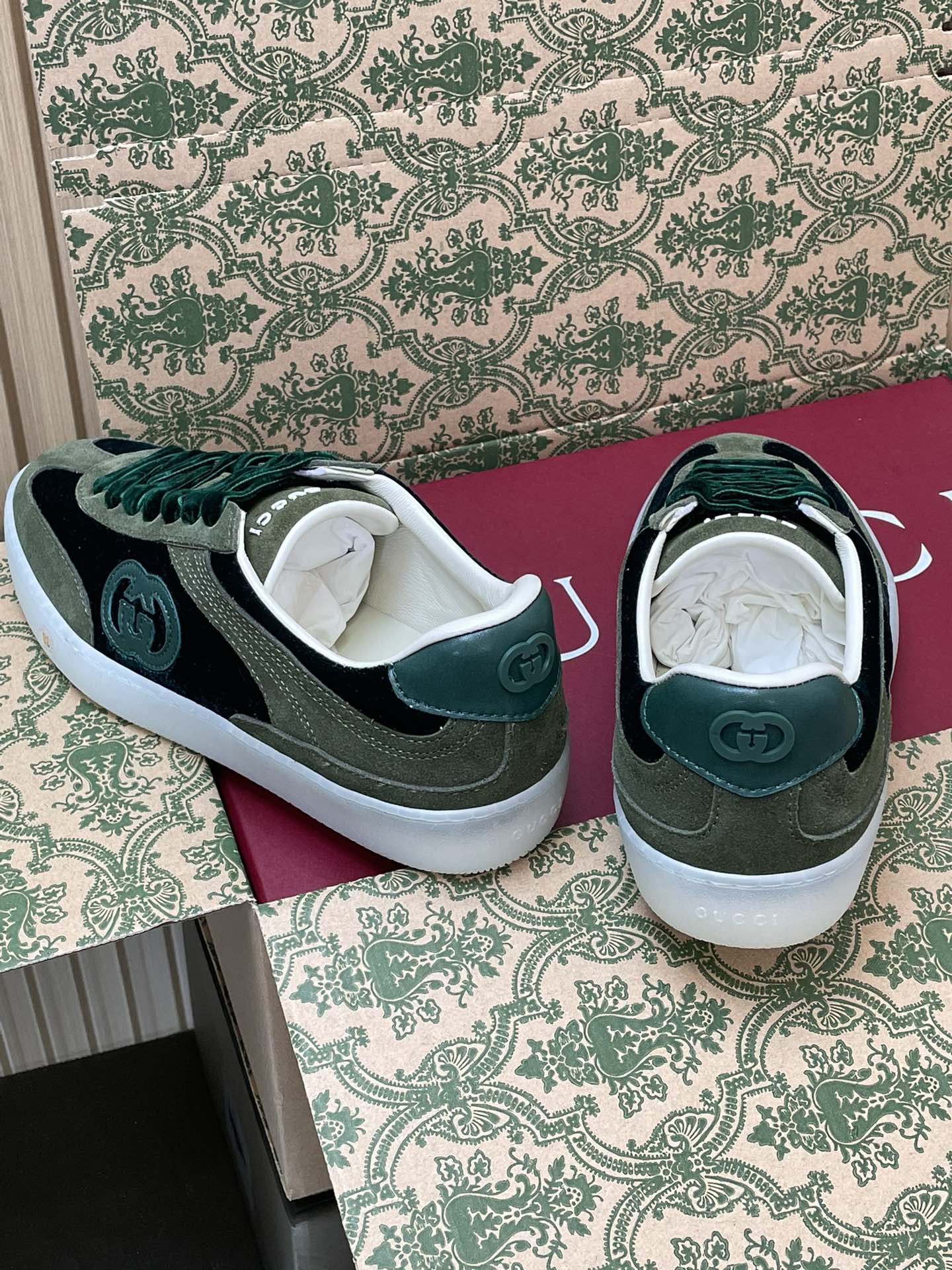 GUCCI グッチ フラットシューズ ロゴ ヴェルヴ 2色展開 - 画像 6
