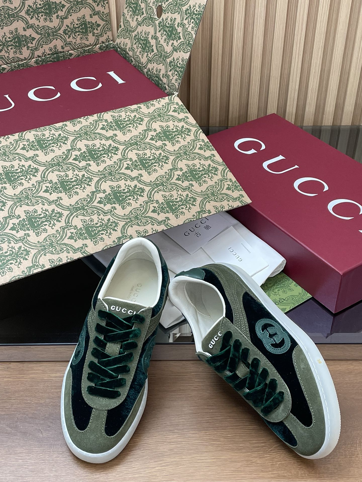 GUCCI グッチ フラットシューズ ロゴ ヴェルヴ 2色展開 - 画像 7