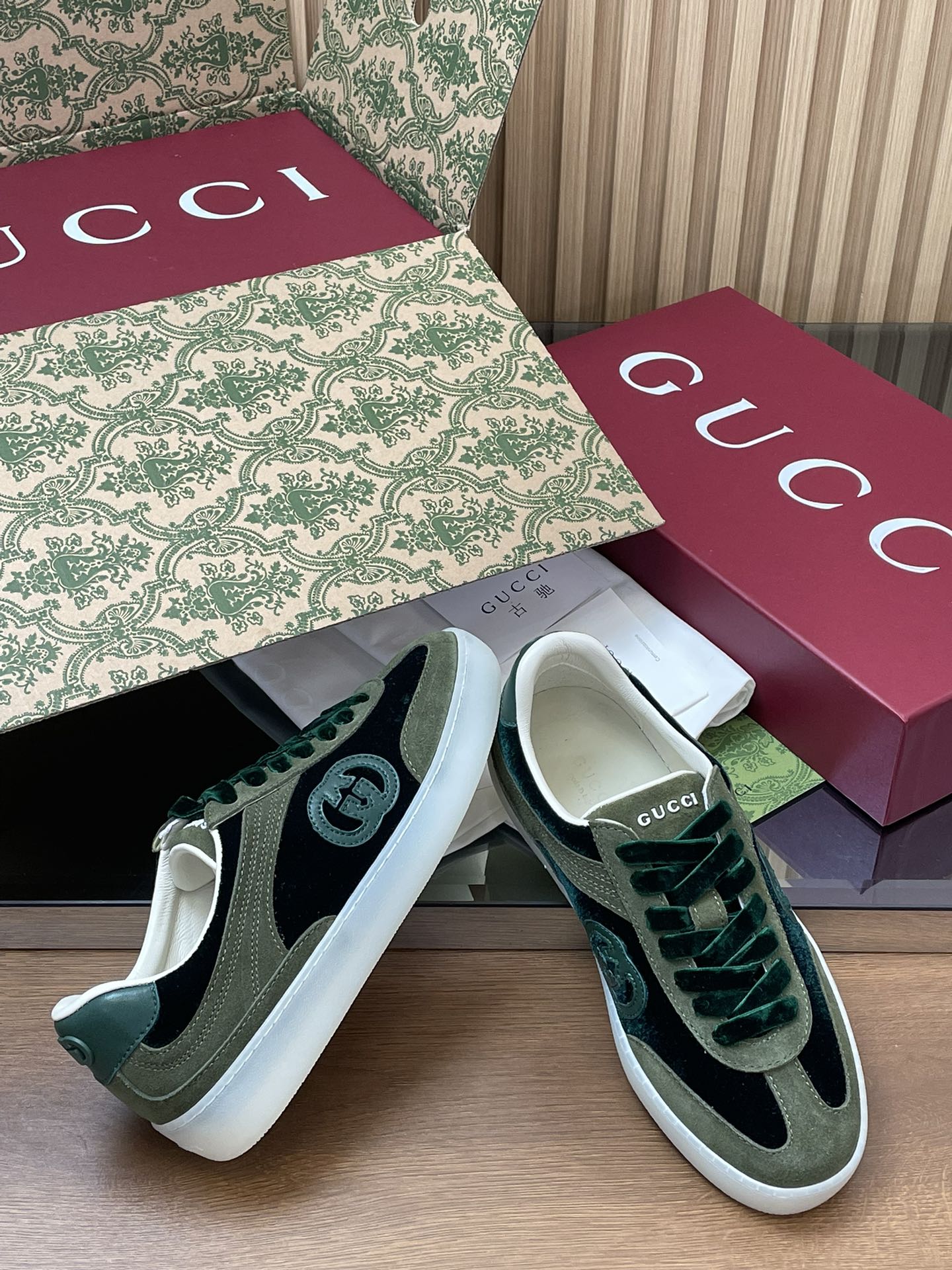 GUCCI グッチ フラットシューズ ロゴ ヴェルヴ 2色展開 - 画像 8