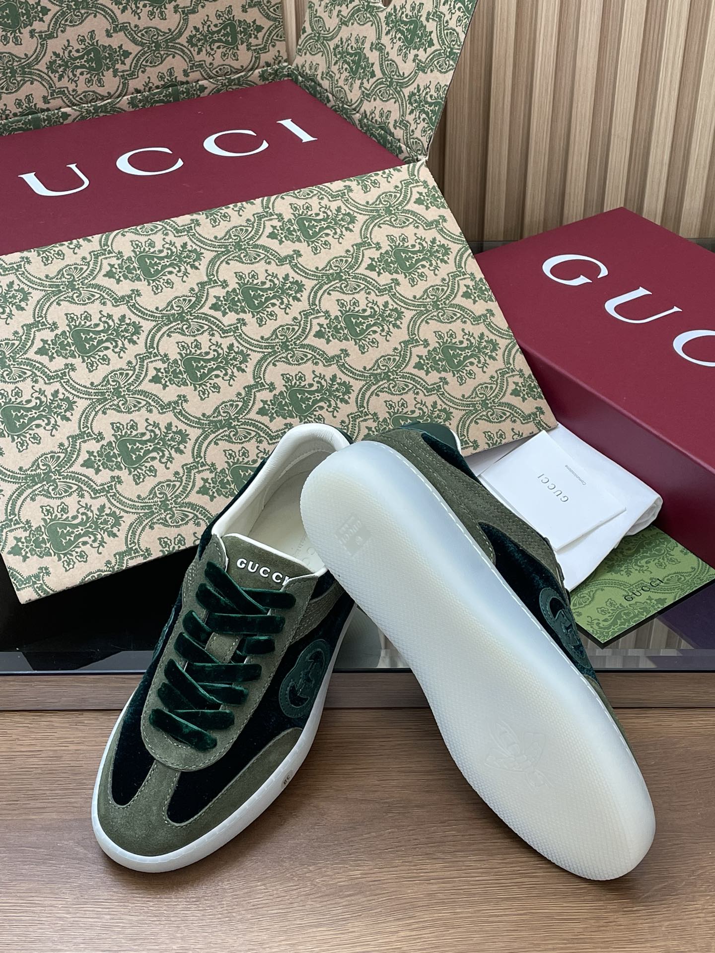 GUCCI グッチ フラットシューズ ロゴ ヴェルヴ 2色展開 - 画像 9