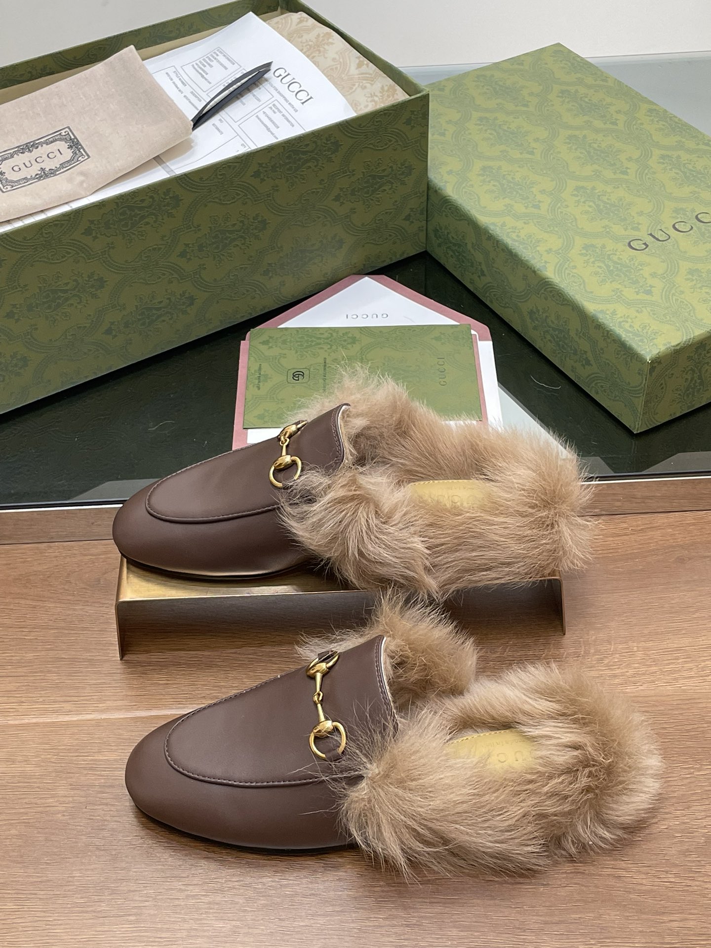 GUCCI グッチ フラットシューズ 本革 毛付き ブラック - 画像 2