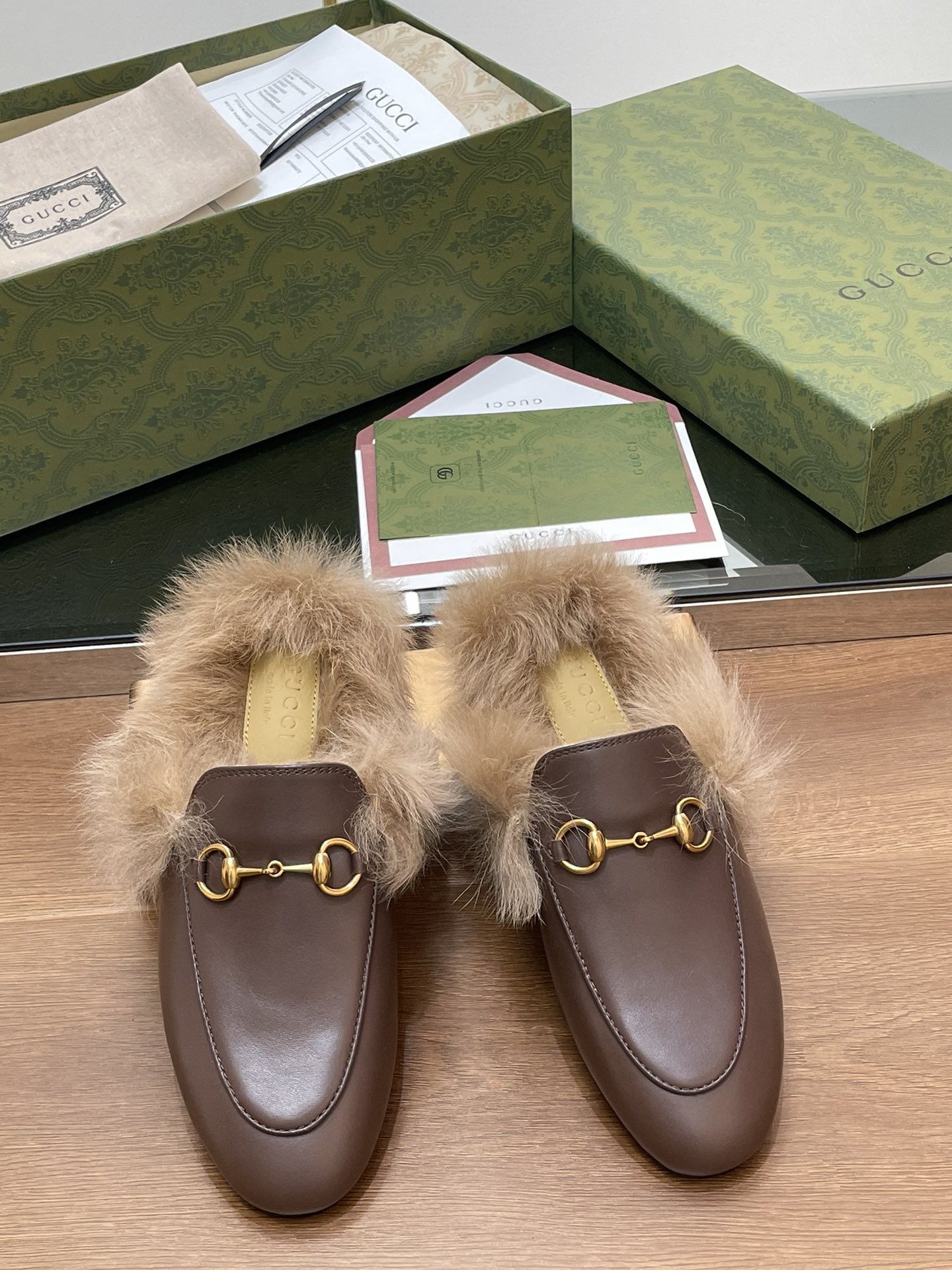 GUCCI グッチ フラットシューズ 本革 毛付き ブラック - 画像 3