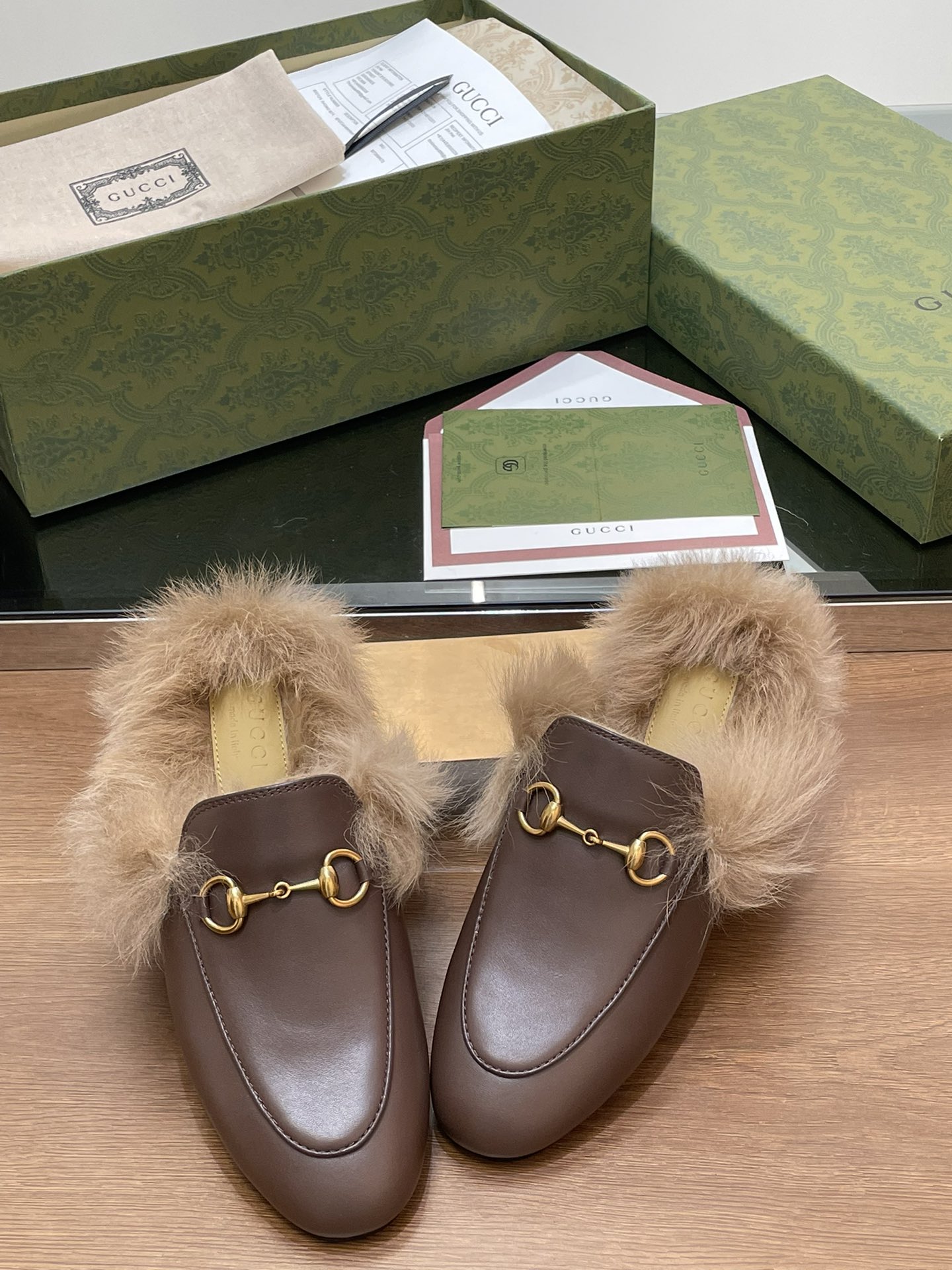 GUCCI グッチ フラットシューズ 本革 毛付き ブラック - 画像 4