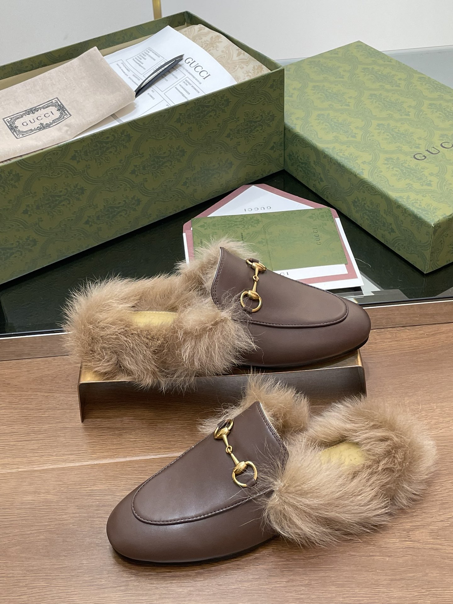 GUCCI グッチ フラットシューズ 本革 毛付き ブラック - 画像 5