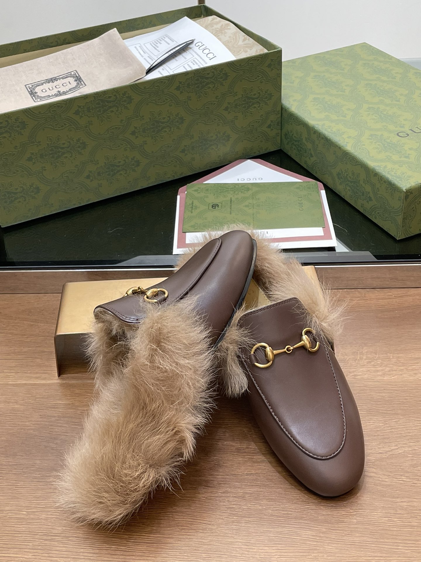 GUCCI グッチ フラットシューズ 本革 毛付き ブラック - 画像 7