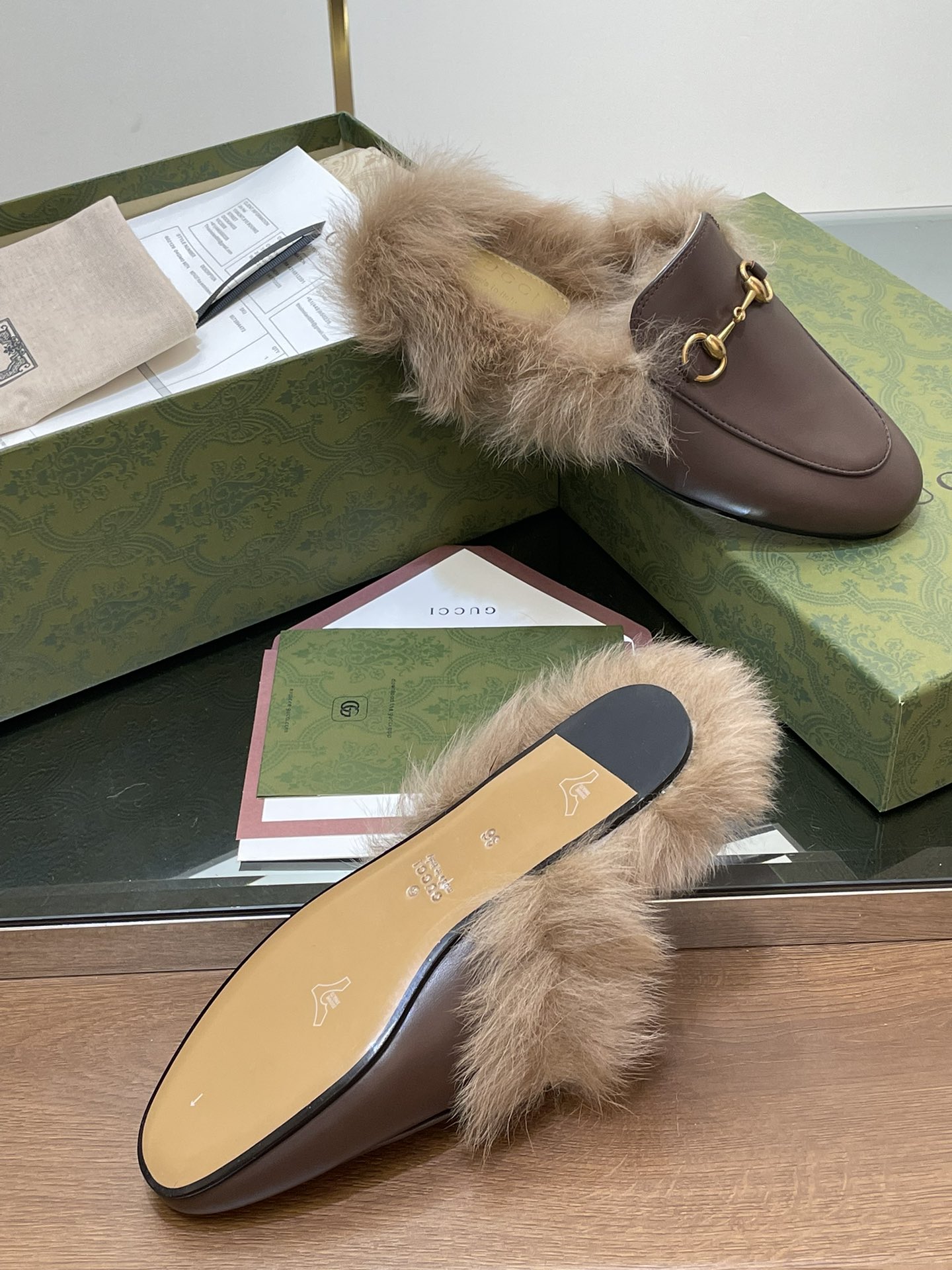 GUCCI グッチ フラットシューズ 本革 毛付き ブラック - 画像 9