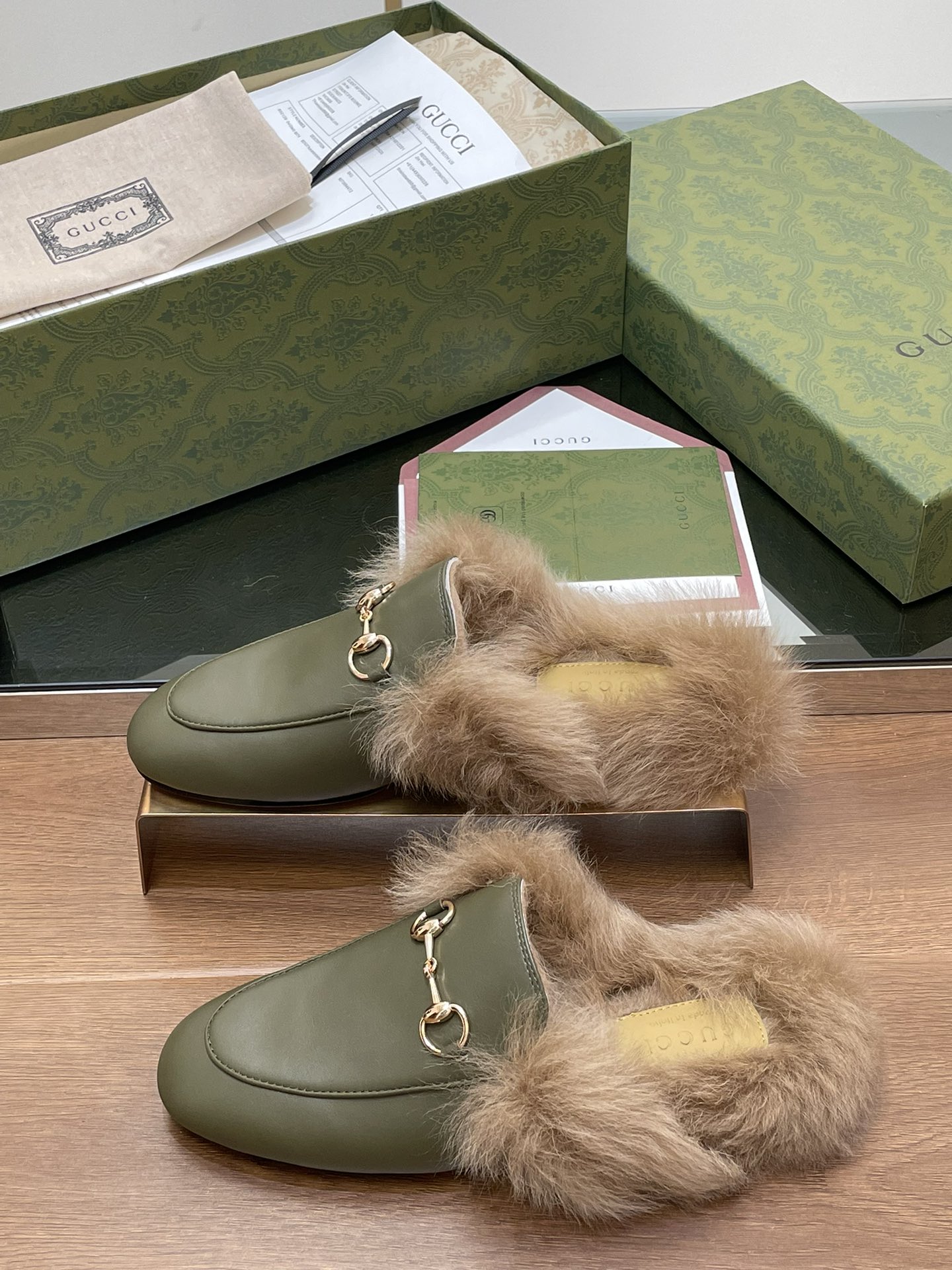 GUCCI グッチ フラットシューズ 本革 毛先付き ブラック - 画像 2