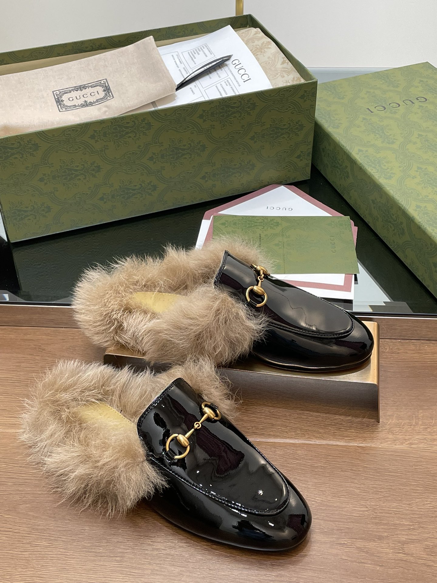 GUCCI グッチ フラットシューズ 本革 軽量 フェイクファー ブラック