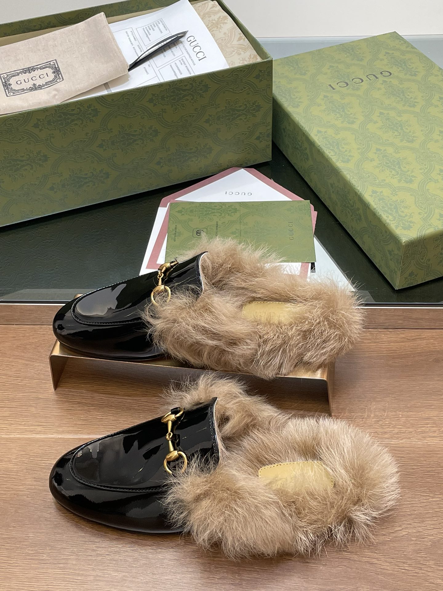 GUCCI グッチ フラットシューズ 本革 軽量 フェイクファー ブラック - 画像 2