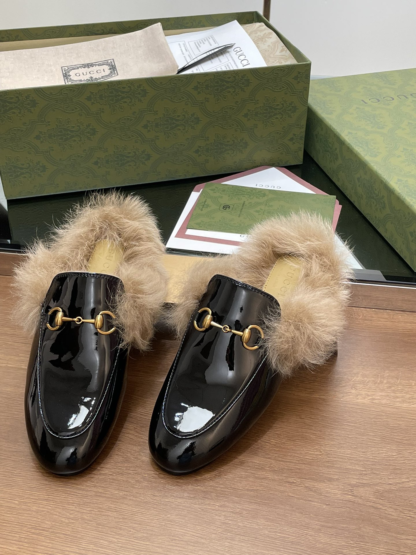 GUCCI グッチ フラットシューズ 本革 軽量 フェイクファー ブラック - 画像 4