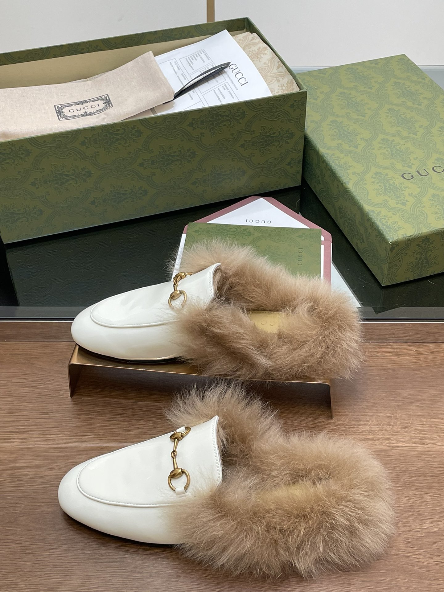 GUCCI グッチ フラットシューズ 本革 毛付き ファー ホワイト 全1色 - 画像 2