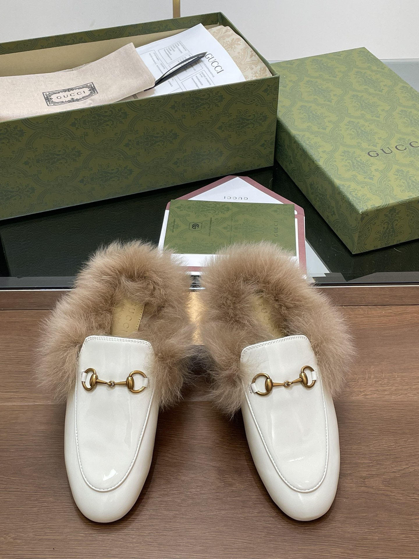 GUCCI グッチ フラットシューズ 本革 毛付き ファー ホワイト 全1色 - 画像 3