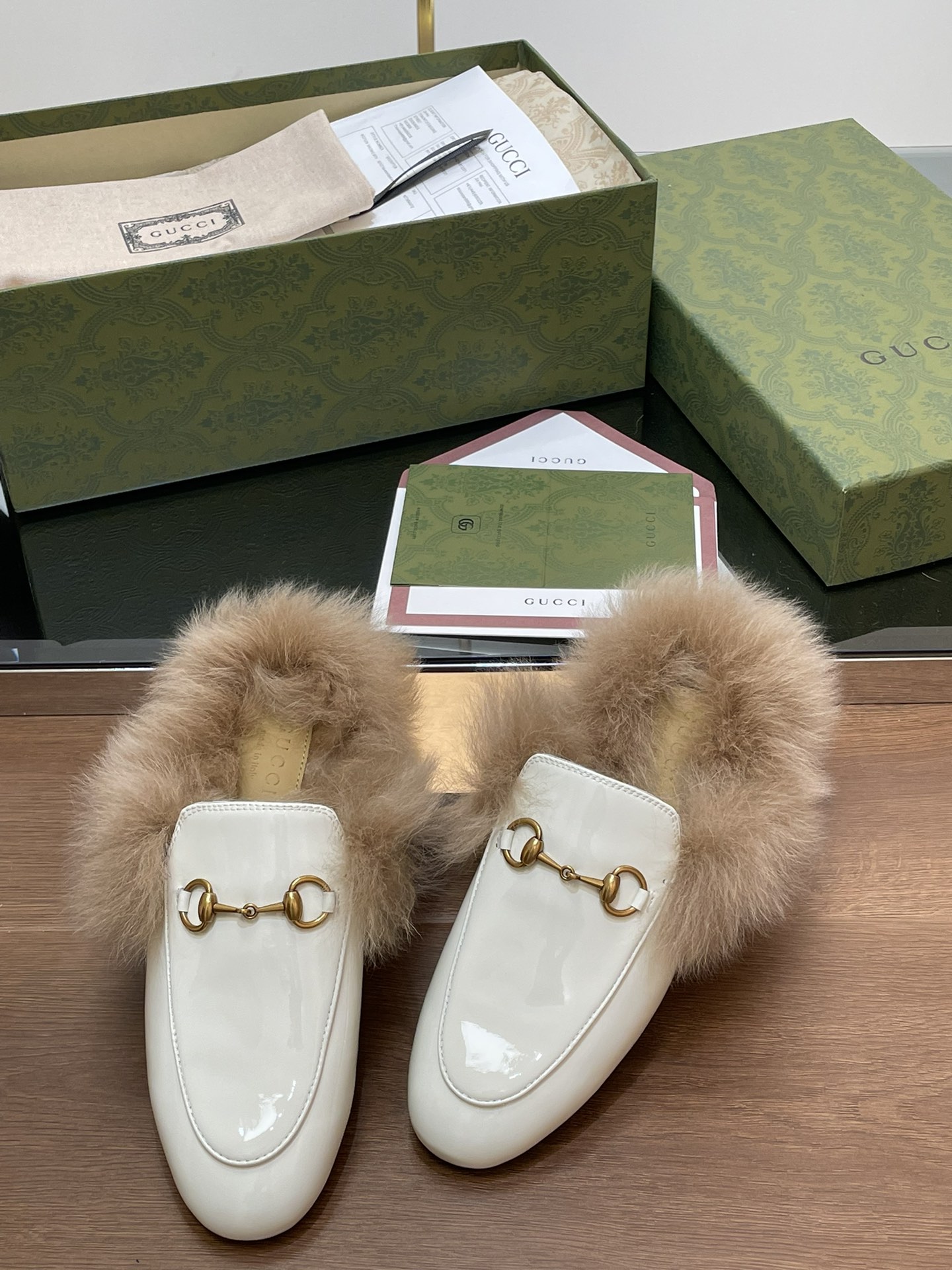 GUCCI グッチ フラットシューズ 本革 毛付き ファー ホワイト 全1色 - 画像 4