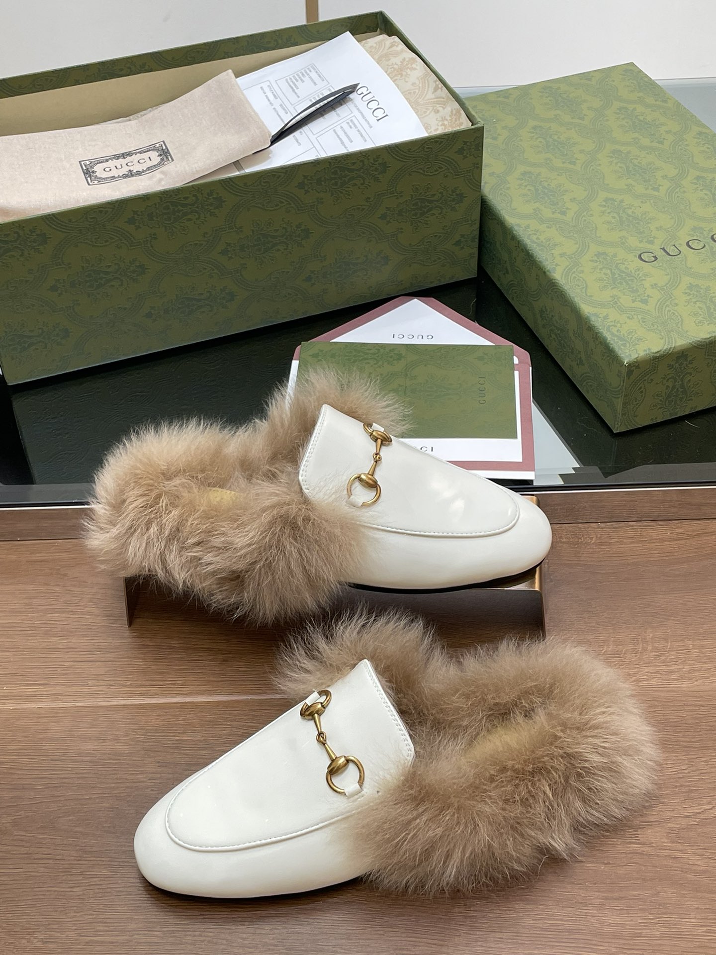 GUCCI グッチ フラットシューズ 本革 毛付き ファー ホワイト 全1色 - 画像 5