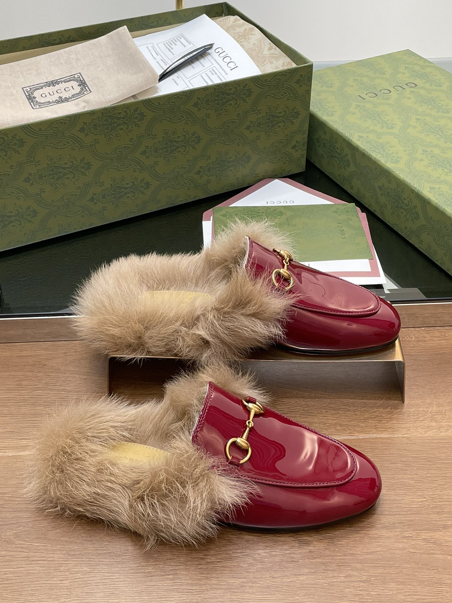 GUCCI グッチ フラットシューズ 本革 軽量 ファー レッド