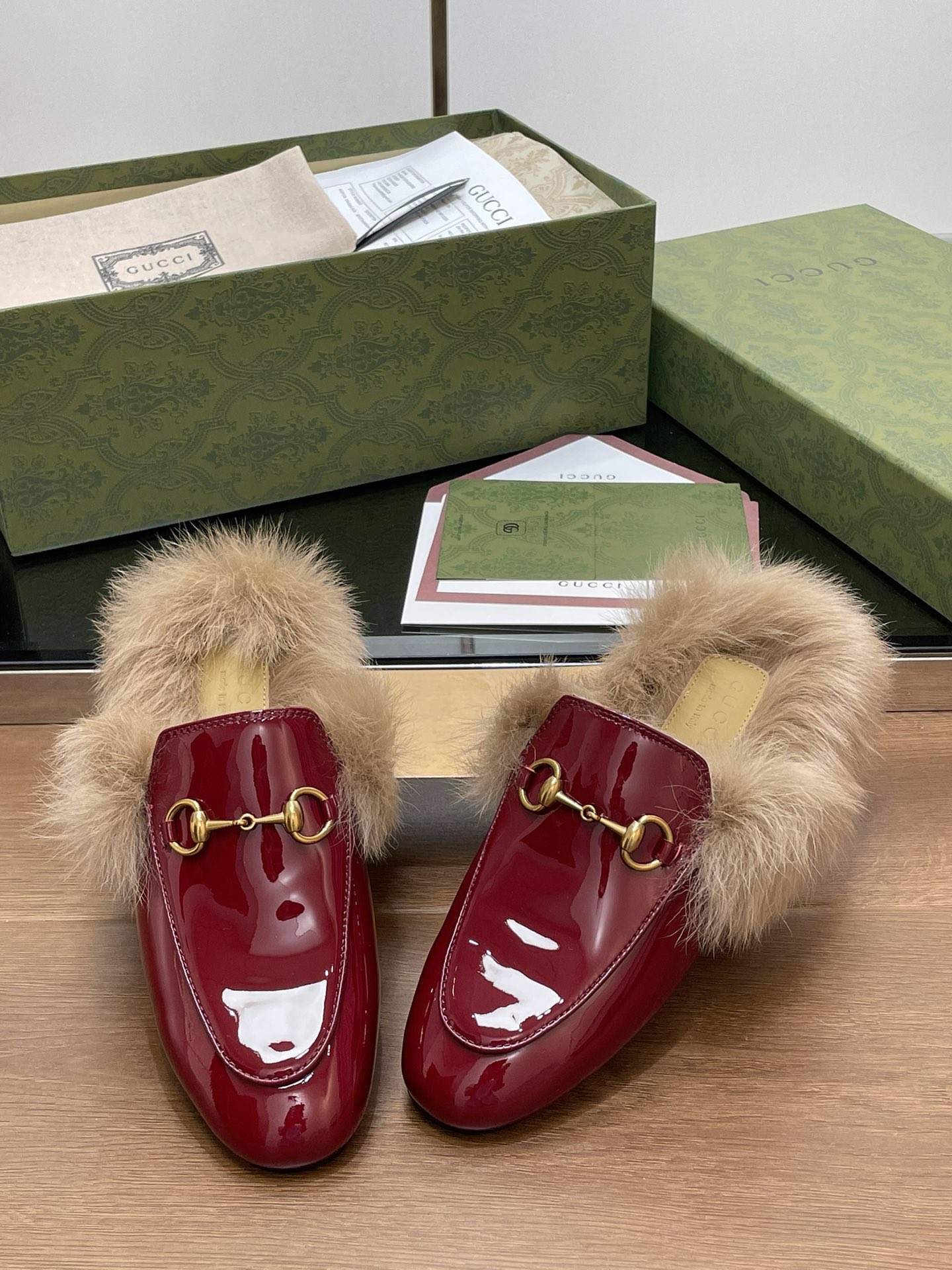 GUCCI グッチ フラットシューズ 本革 軽量 ファー レッド - 画像 4