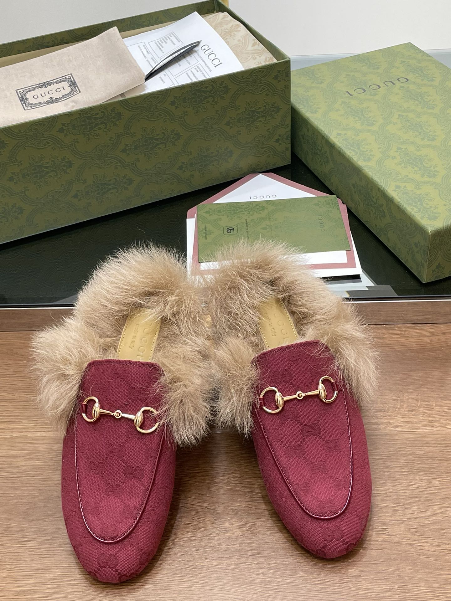 GUCCI グッチ フラットシューズ ファー付き レディース ブラック - 画像 3