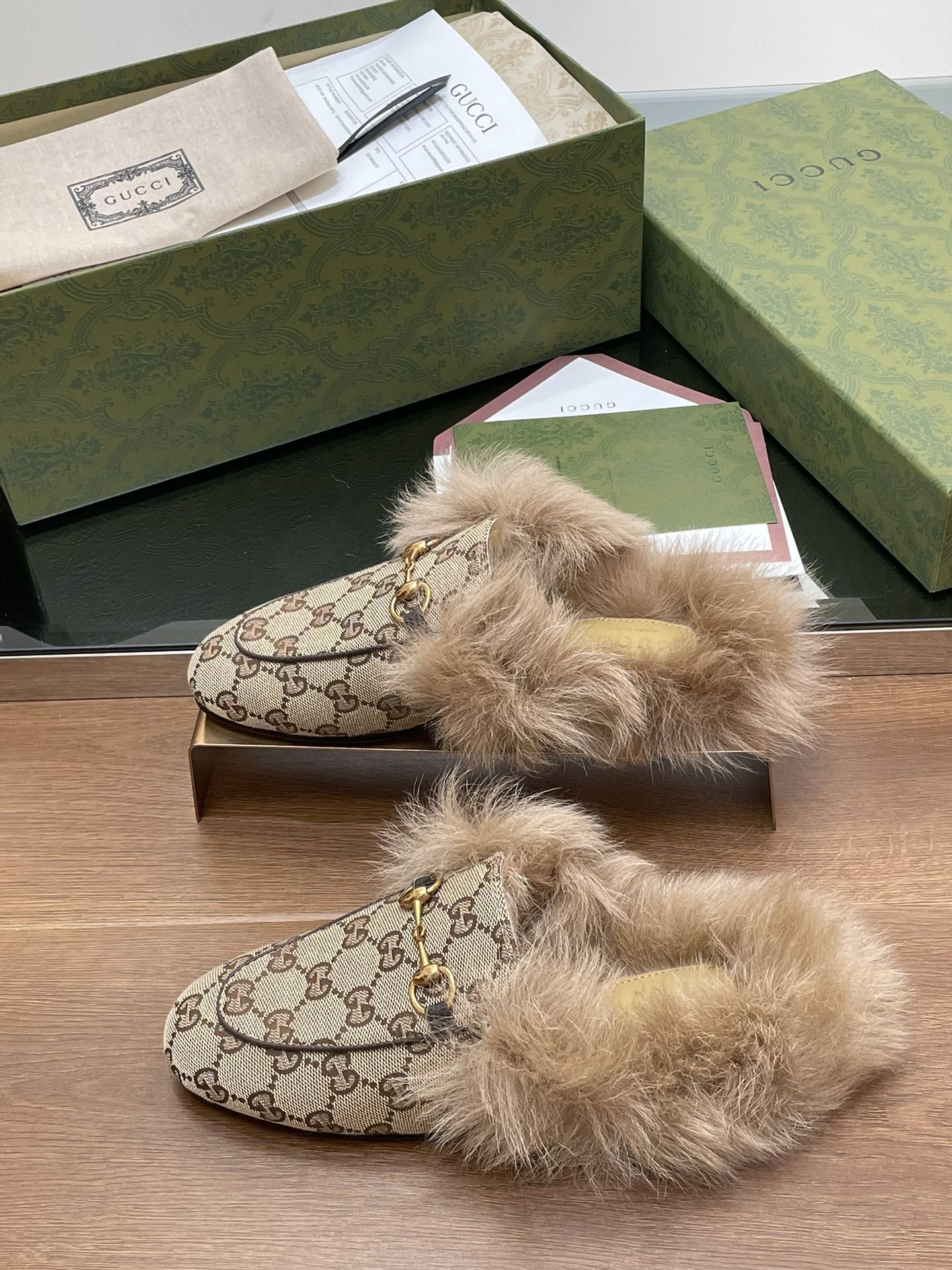 GUCCI グッチ フラットシューズ ローファー ファー付き ベージュ - 画像 2