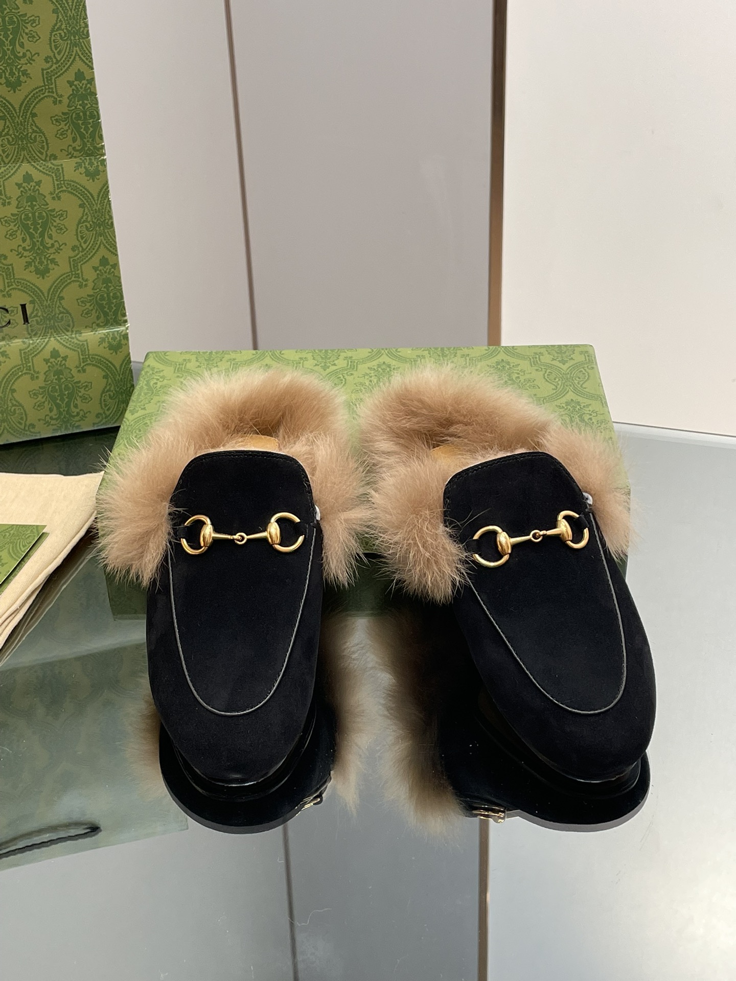 GUCCI グッチ フラットシューズ 本革 軽量 ファー ブラック