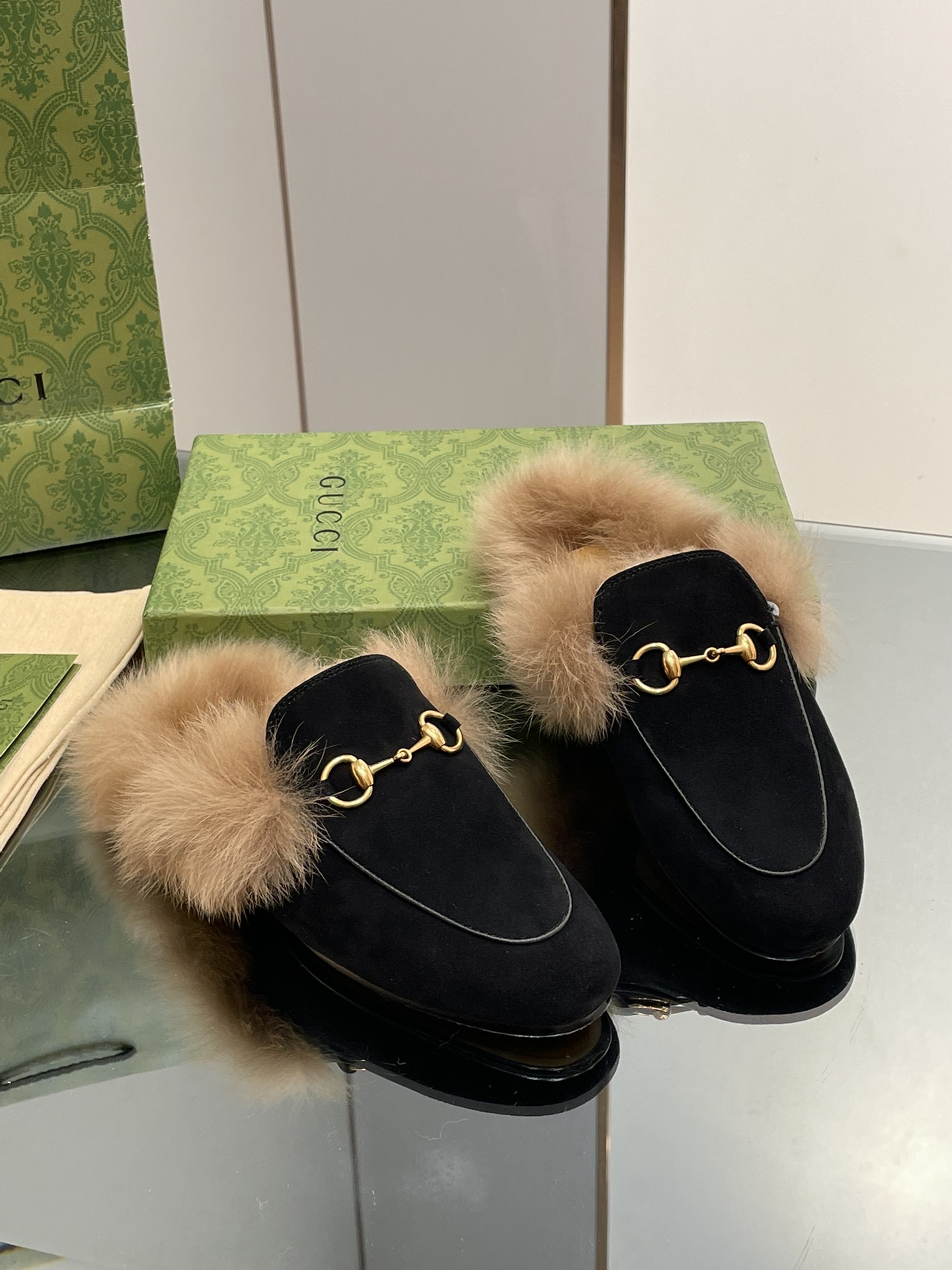 GUCCI グッチ フラットシューズ 本革 軽量 ファー ブラック - 画像 2