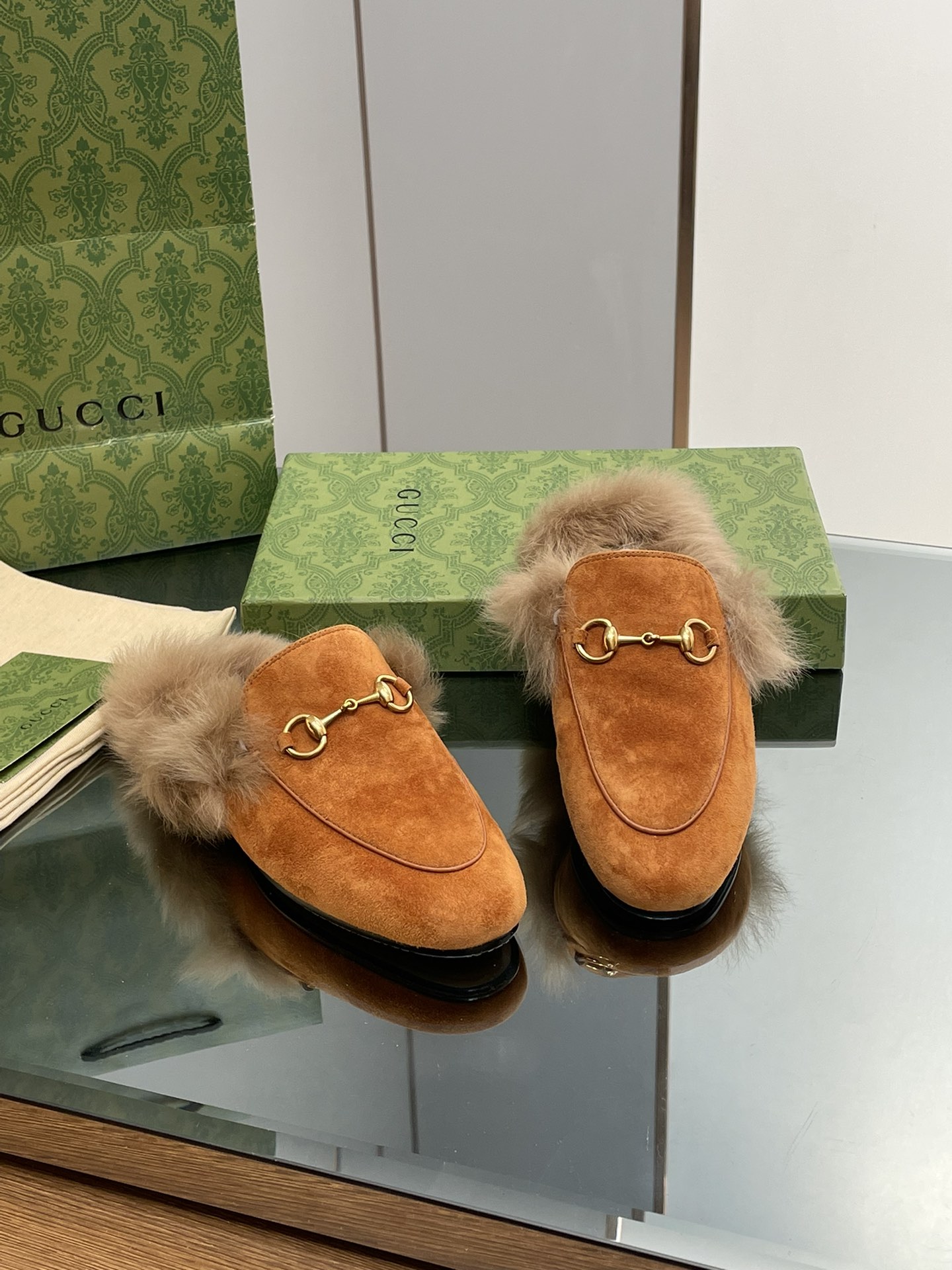 GUCCI グッチ フラットシューズ 本革 通勤 ブラック - 画像 2