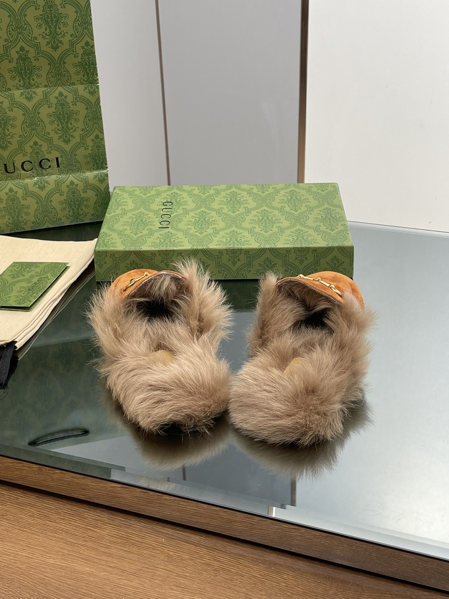 GUCCI グッチ フラットシューズ 本革 通勤 ブラック - 画像 4