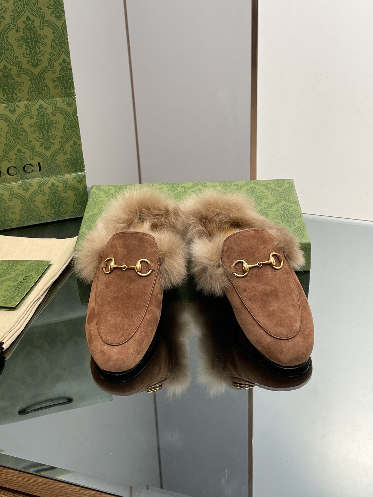 GUCCI グッチ フラットシューズ 本革 軽量 ファー付き ブラック