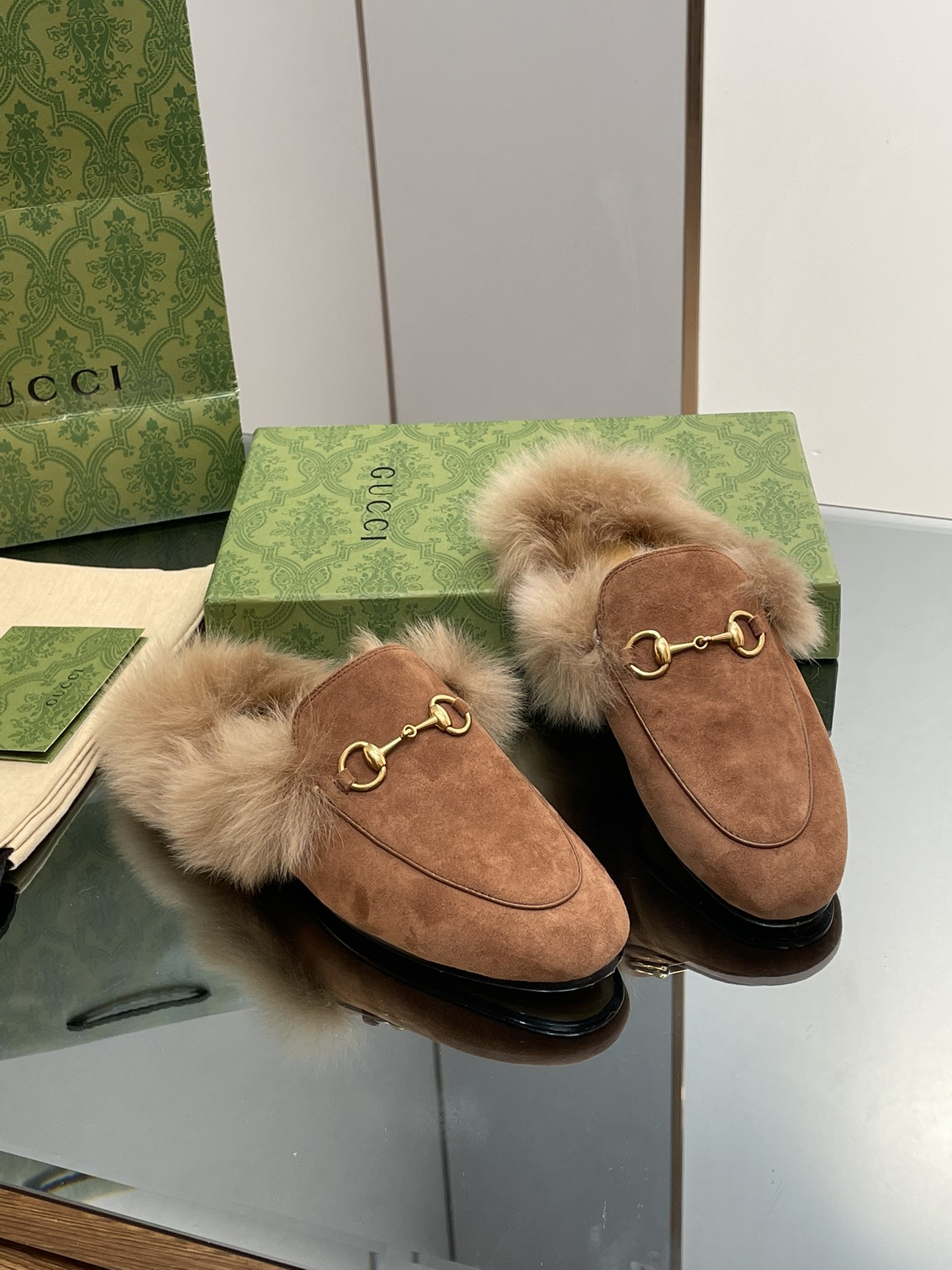 GUCCI グッチ フラットシューズ 本革 軽量 ファー付き ブラック - 画像 2