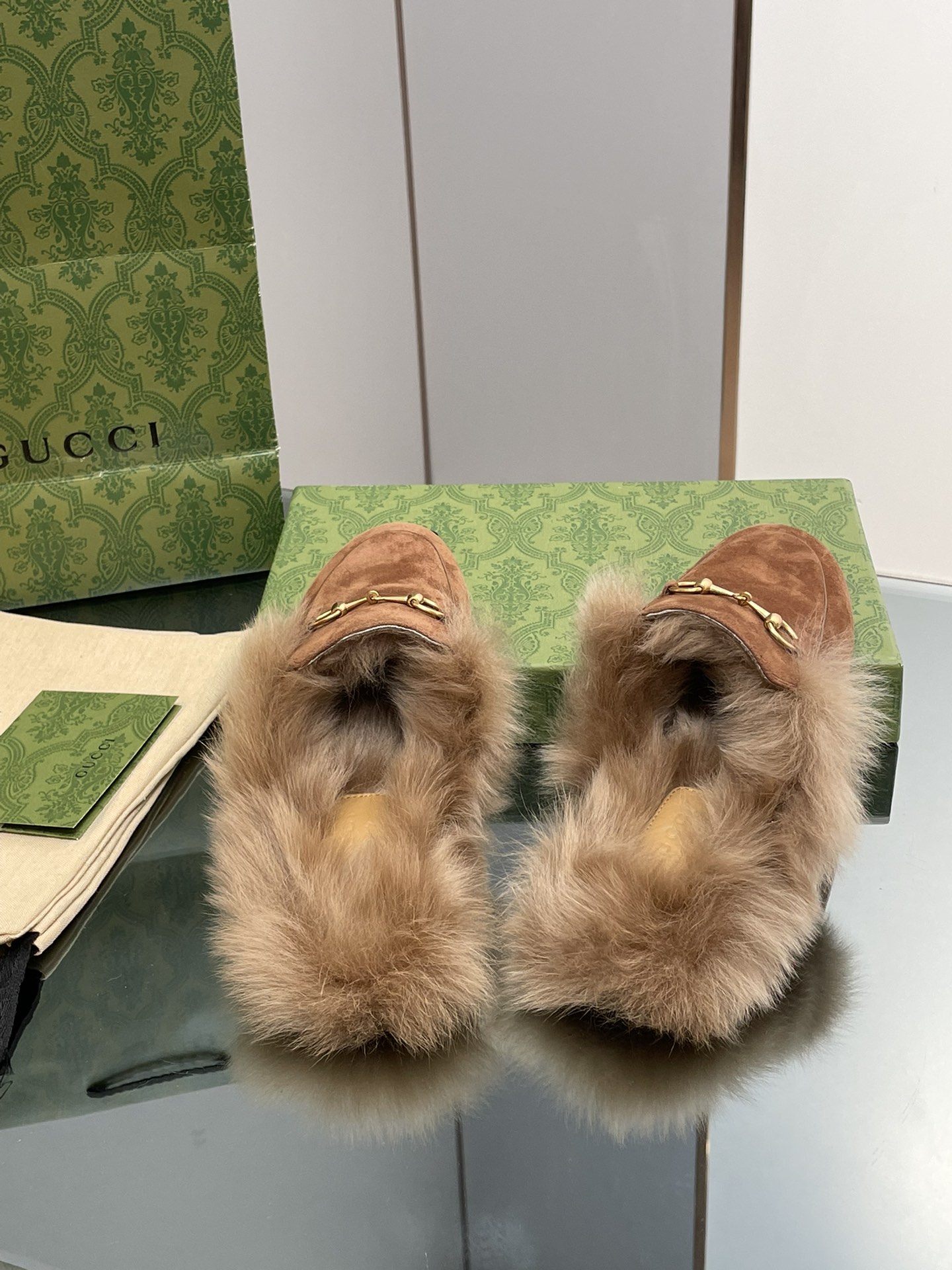 GUCCI グッチ フラットシューズ 本革 軽量 ファー付き ブラック - 画像 3