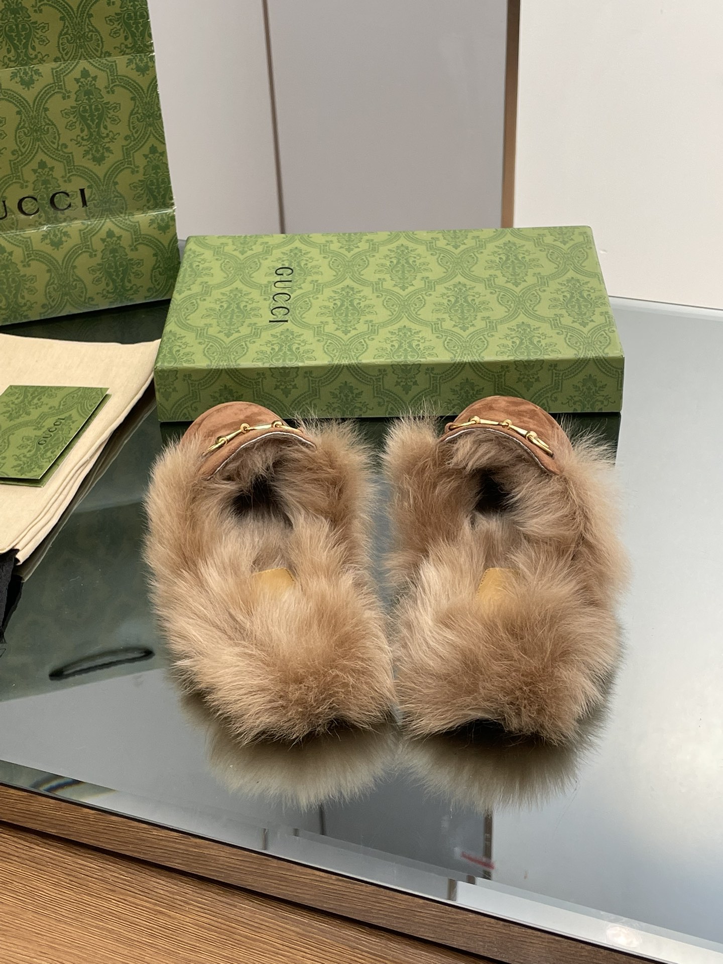 GUCCI グッチ フラットシューズ 本革 軽量 ファー付き ブラック - 画像 4