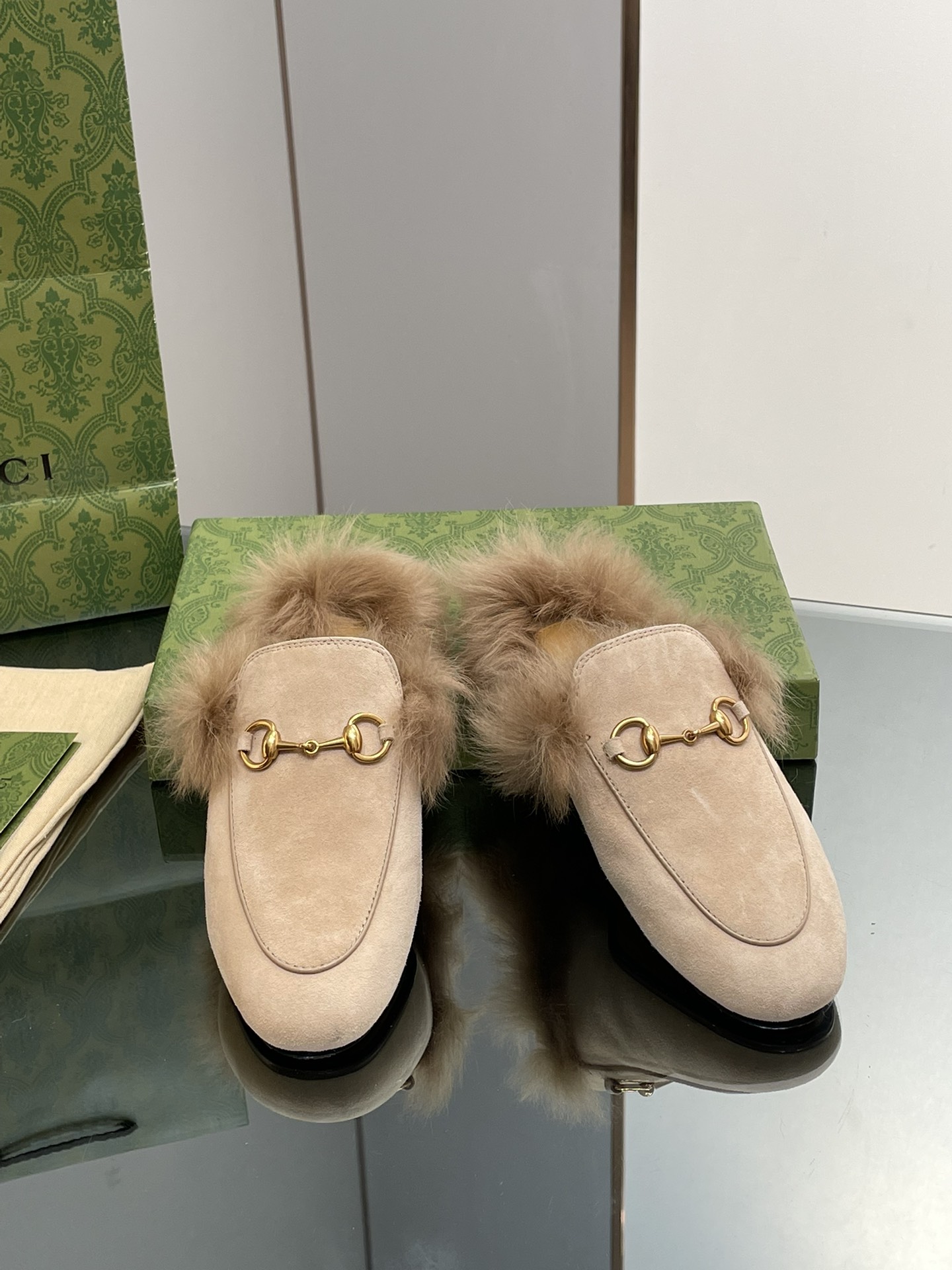 GUCCI グッチ フラットシューズ 本革 軽量 ファー付き ブラック