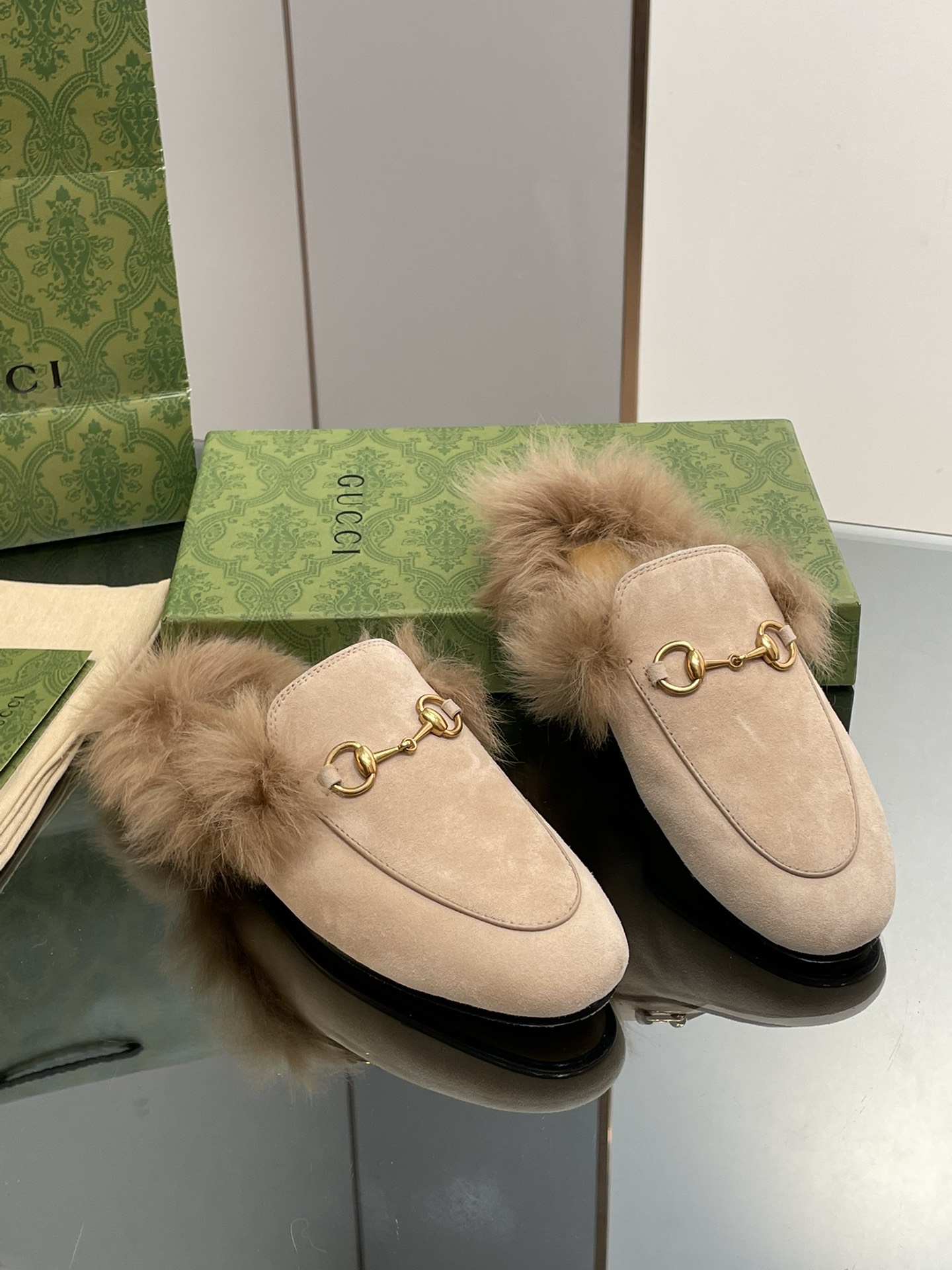 GUCCI グッチ フラットシューズ 本革 軽量 ファー付き ブラック - 画像 2