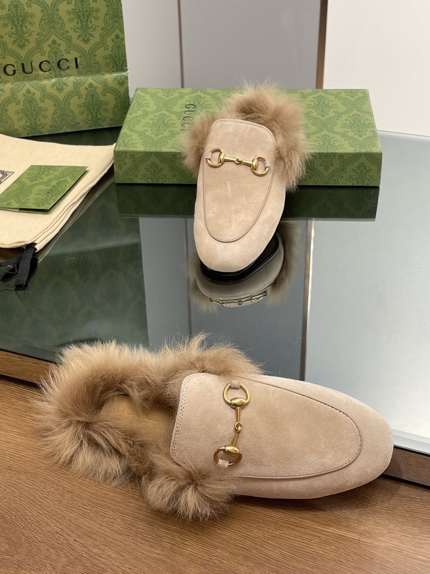 GUCCI グッチ フラットシューズ 本革 軽量 ファー付き ブラック - 画像 8