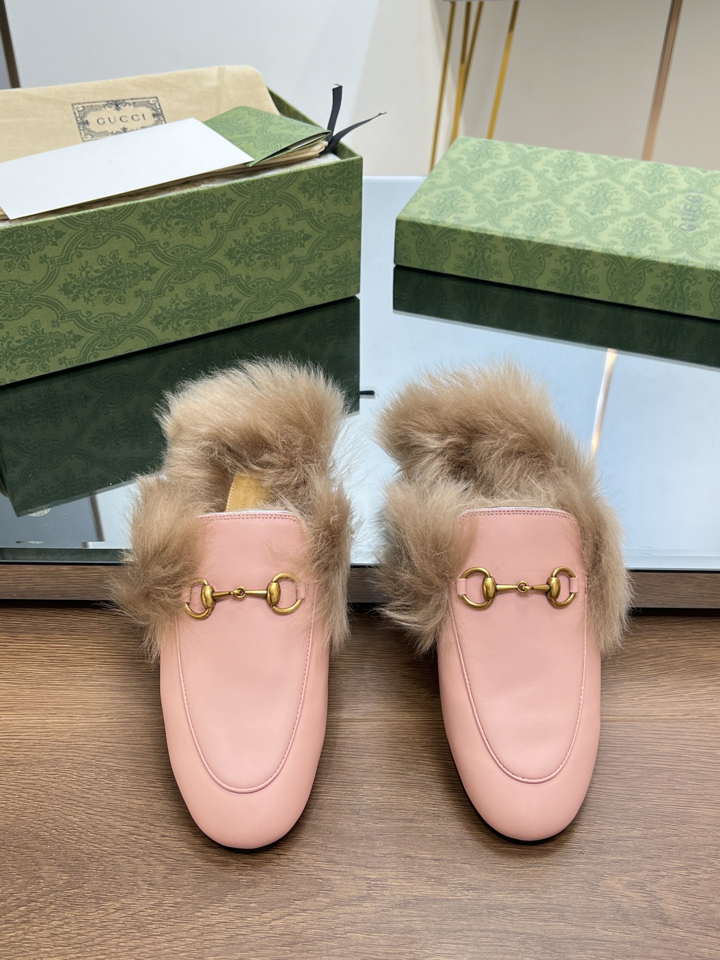 GUCCI グッチ フラットシューズ 本革 通勤 ファー付き ピンク